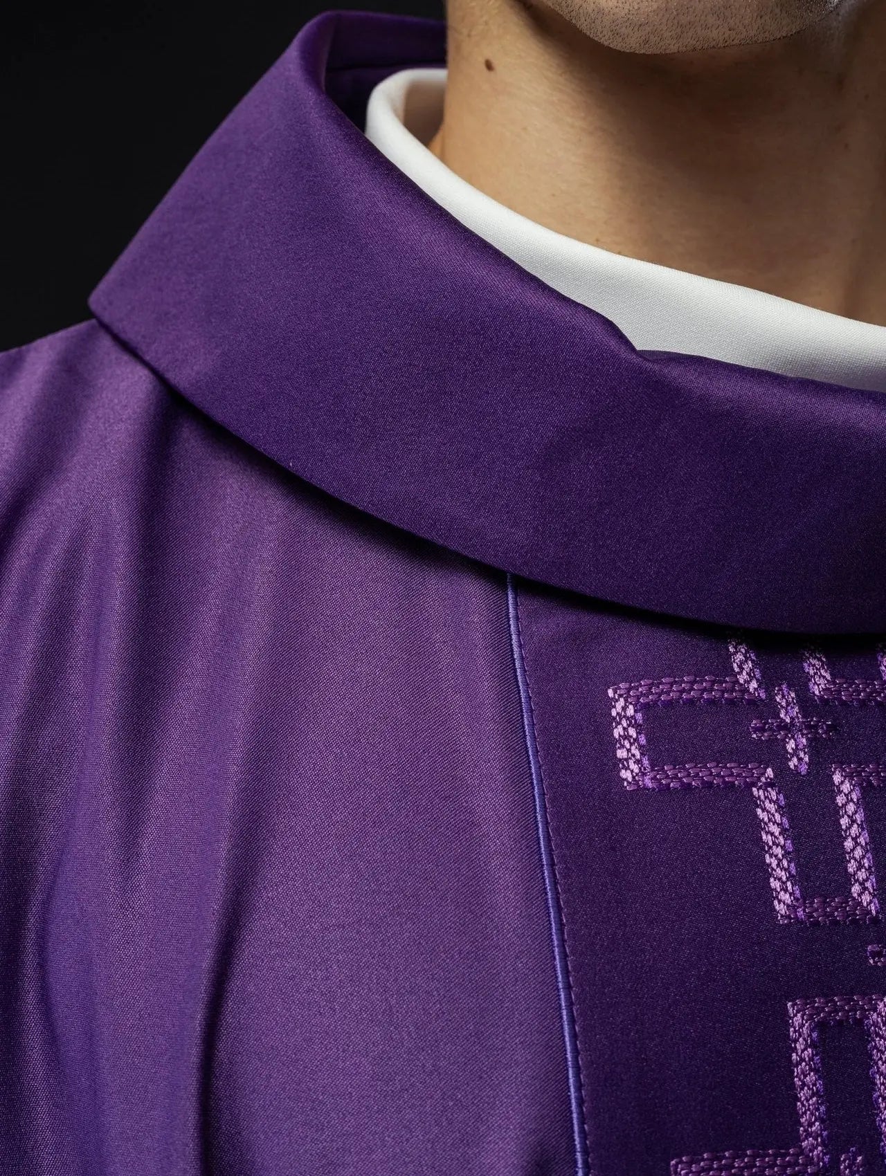 Chasuble avec ceinture richement brodée en broderie croisée de couleur violette