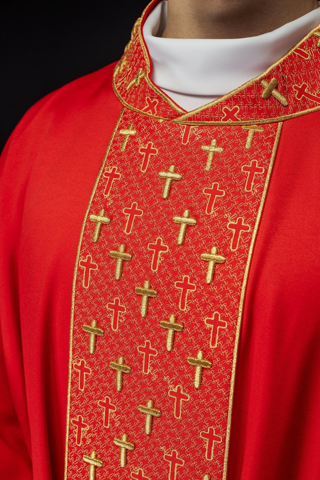 Ornat z bogato haftowanym pasem w krzyże w kolorze czerwonym