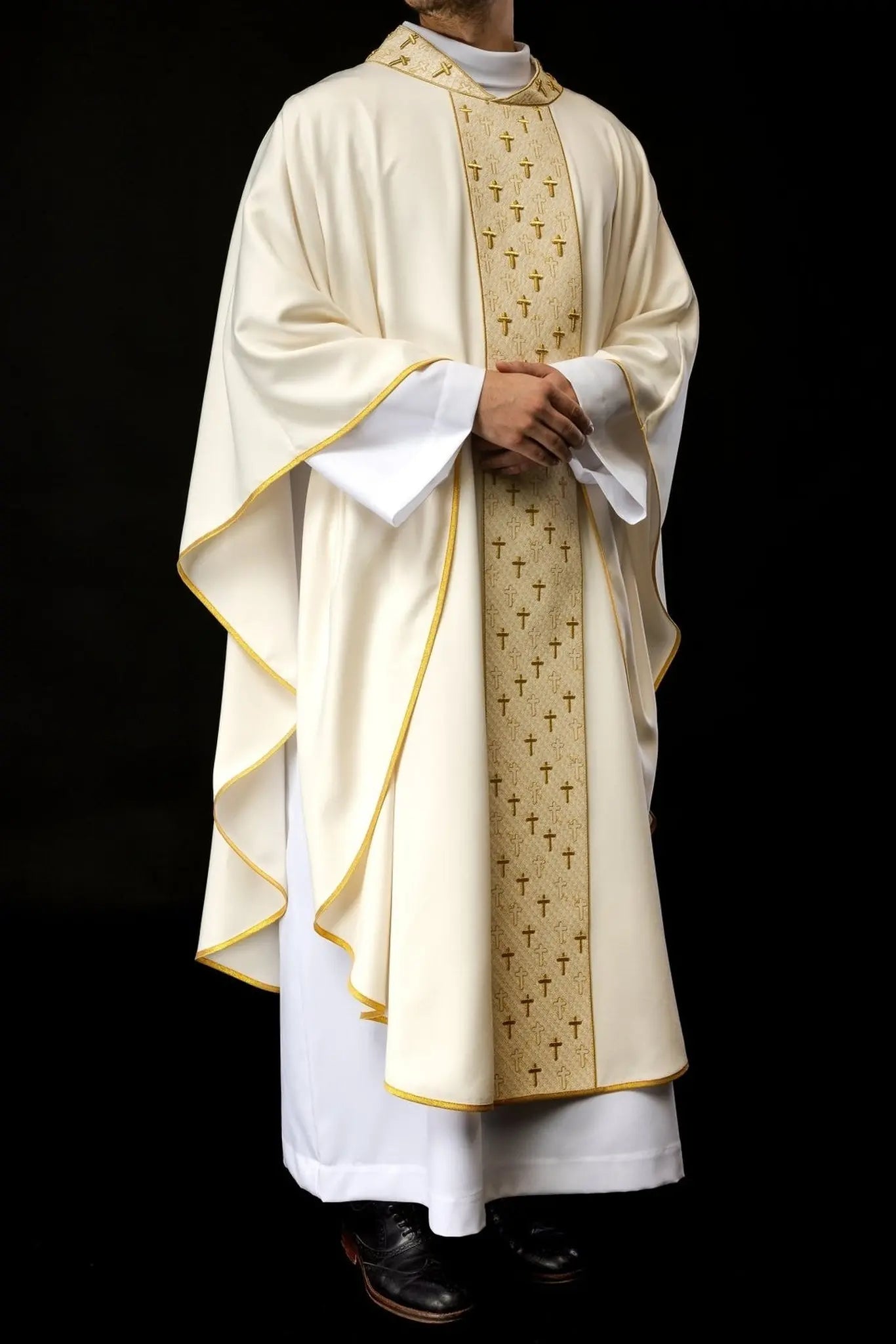 Chasuble with richly embroidered belt with crosses in ecru color