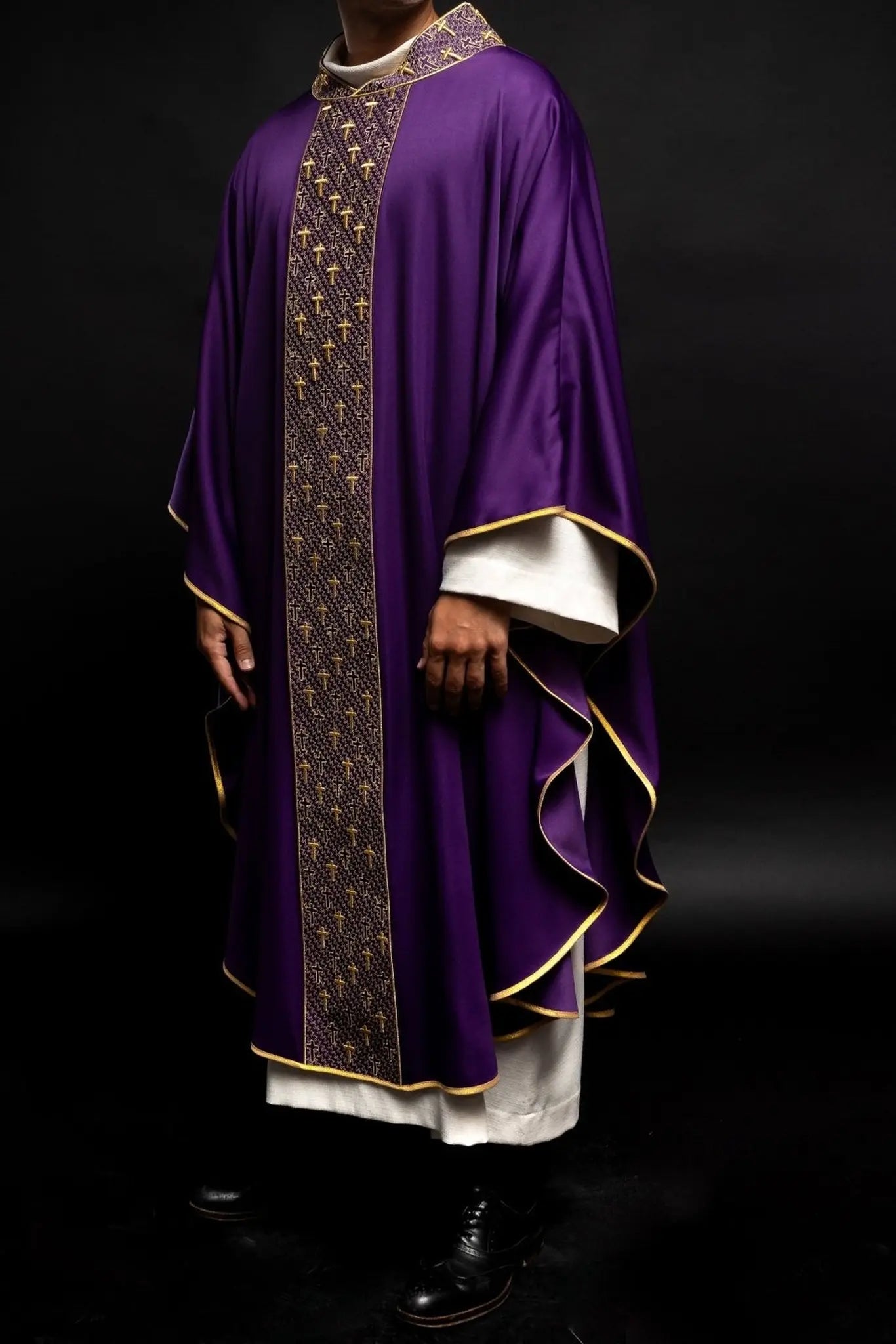 Chasuble avec ceinture richement brodée de croix en couleur pourpre