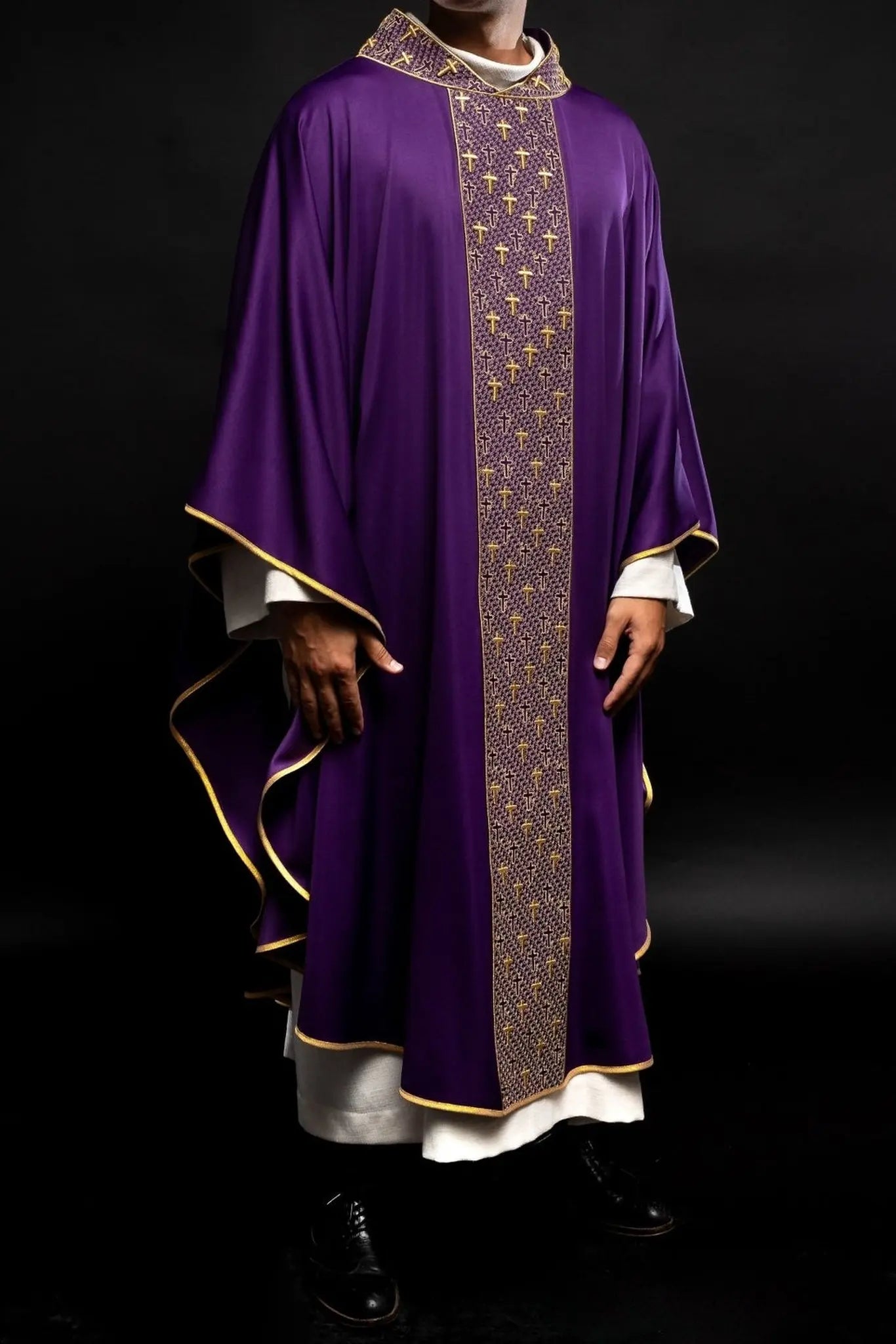 Chasuble avec ceinture richement brodée de croix en couleur pourpre