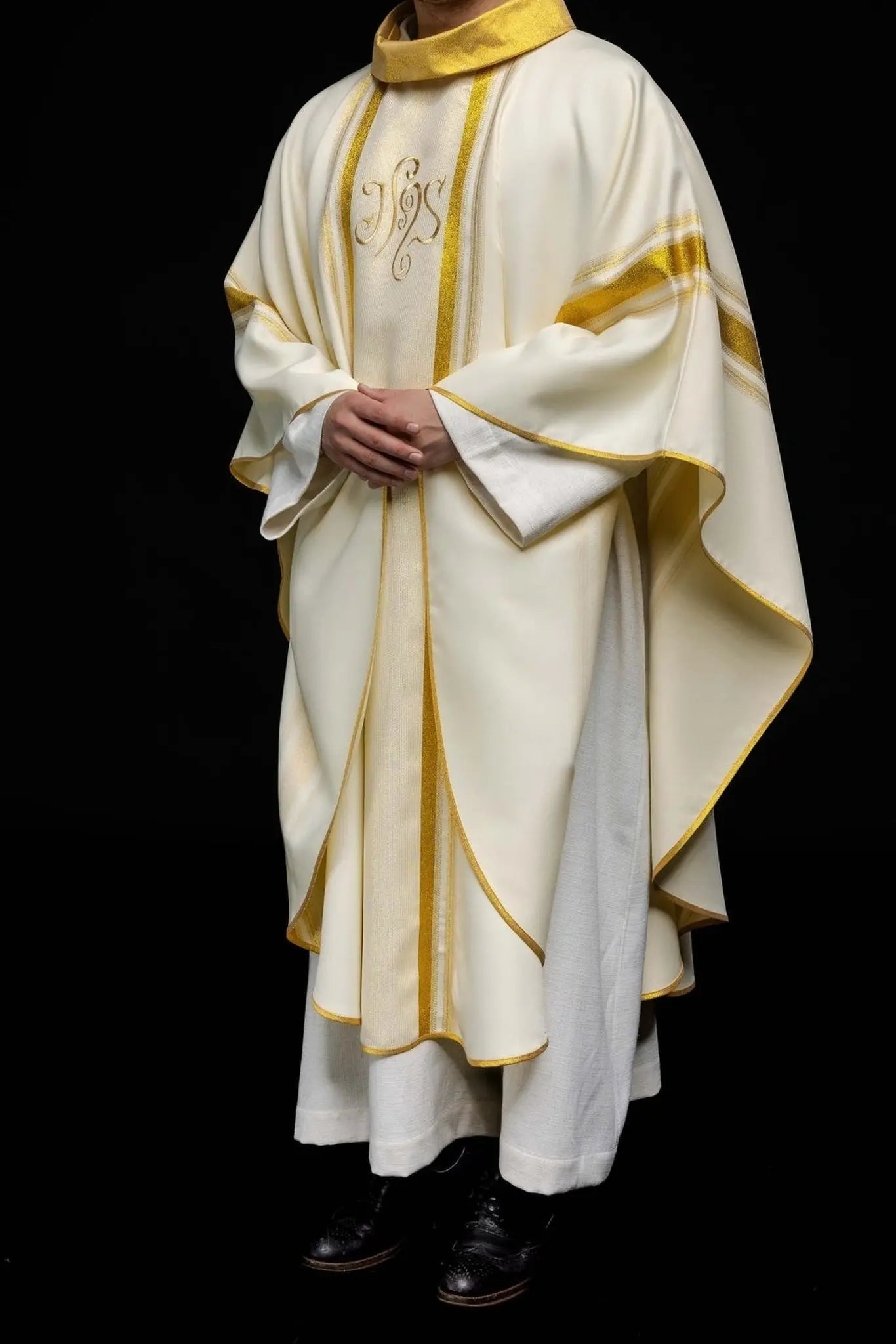 Chasuble avec riche dorure et motif IHS