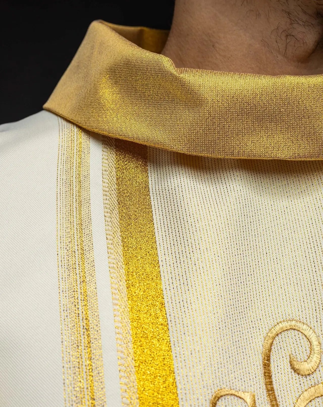 Chasuble avec riche dorure et motif IHS