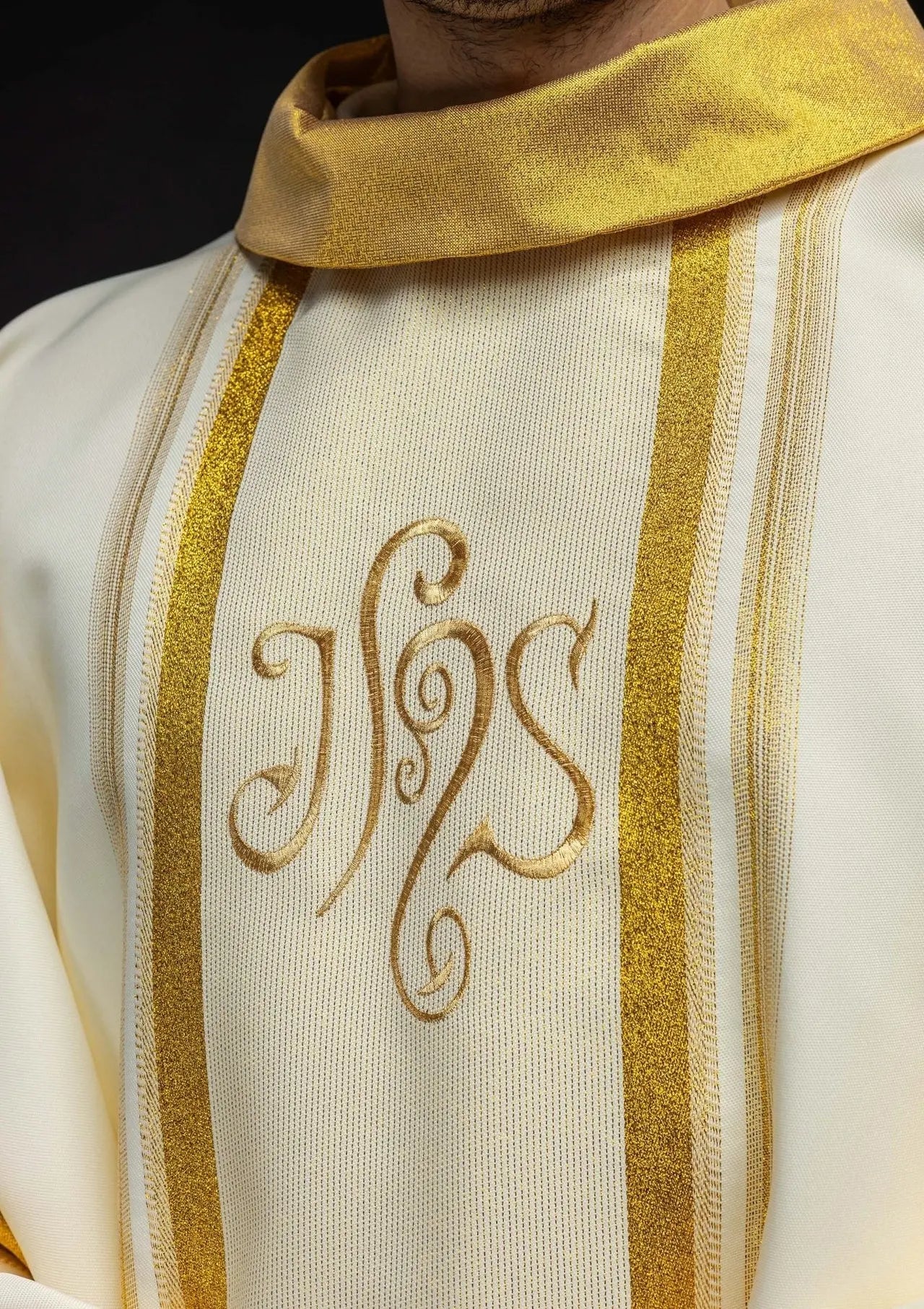 Chasuble avec riche dorure et motif IHS