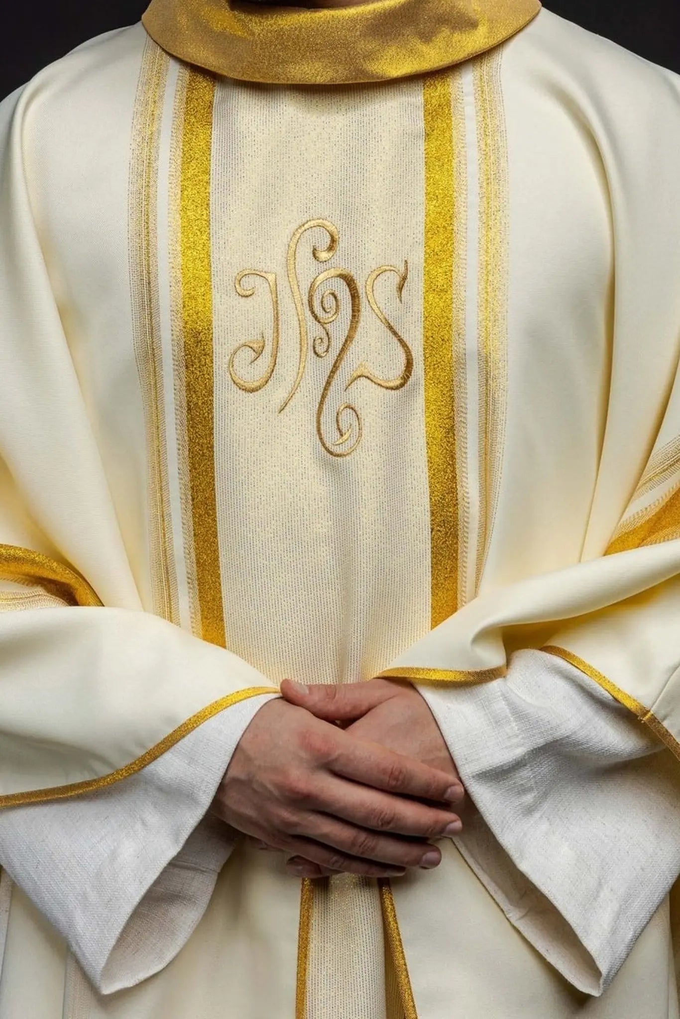 Chasuble avec riche dorure et motif IHS