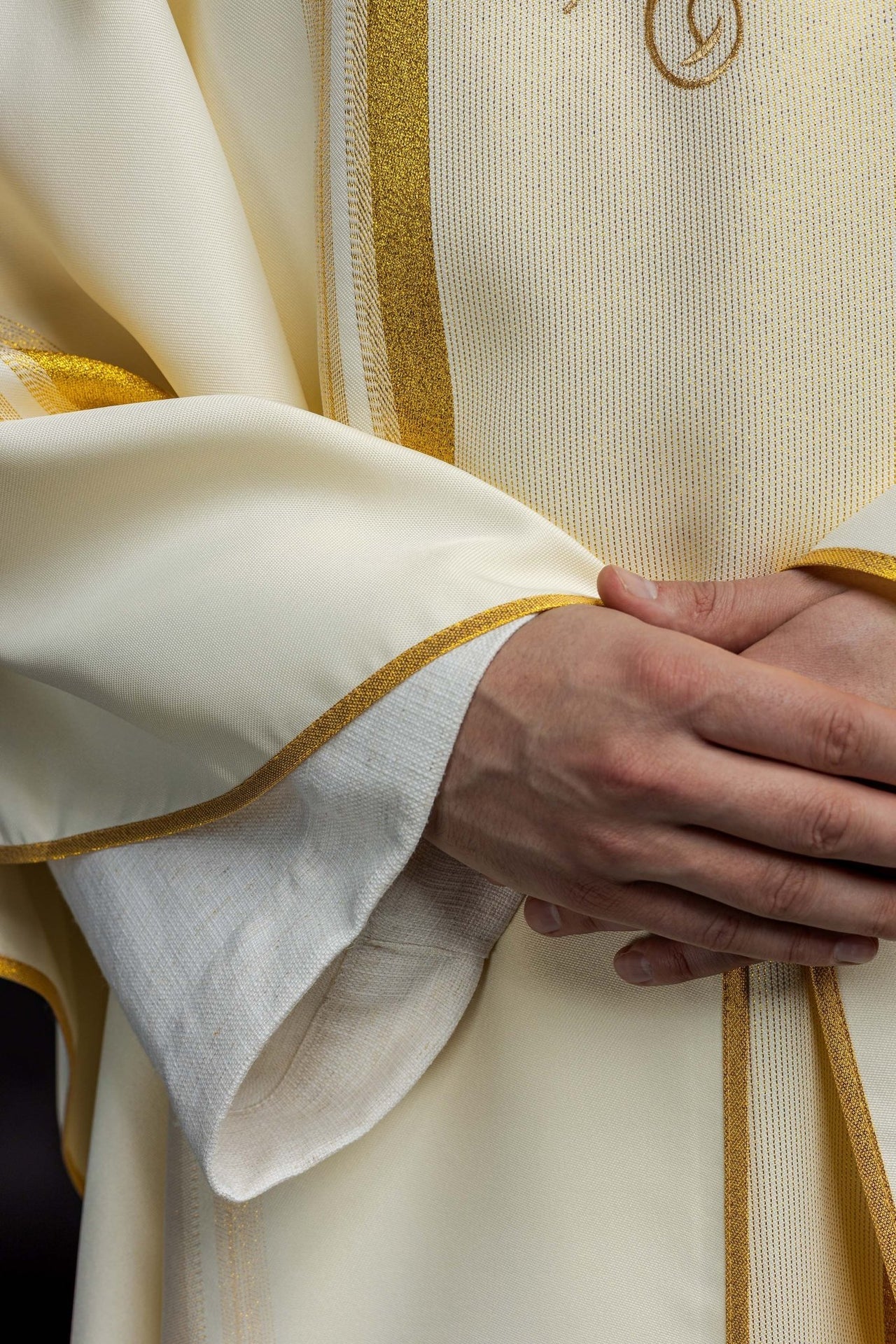 Ornat z bogatymi złoceniami i motywem IHS