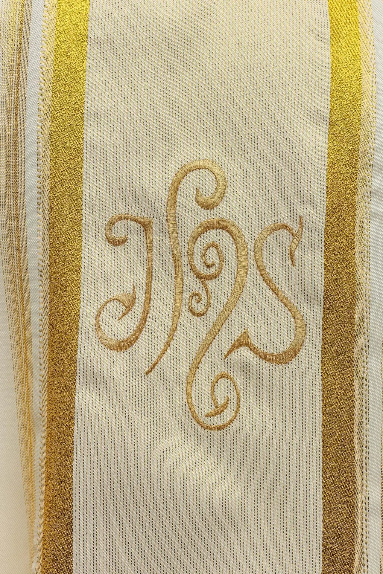 Chasuble avec riche dorure et motif IHS