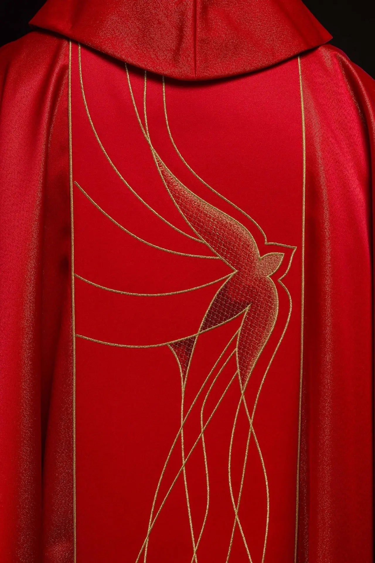Chasuble en tissu brillant richement brodée en rouge