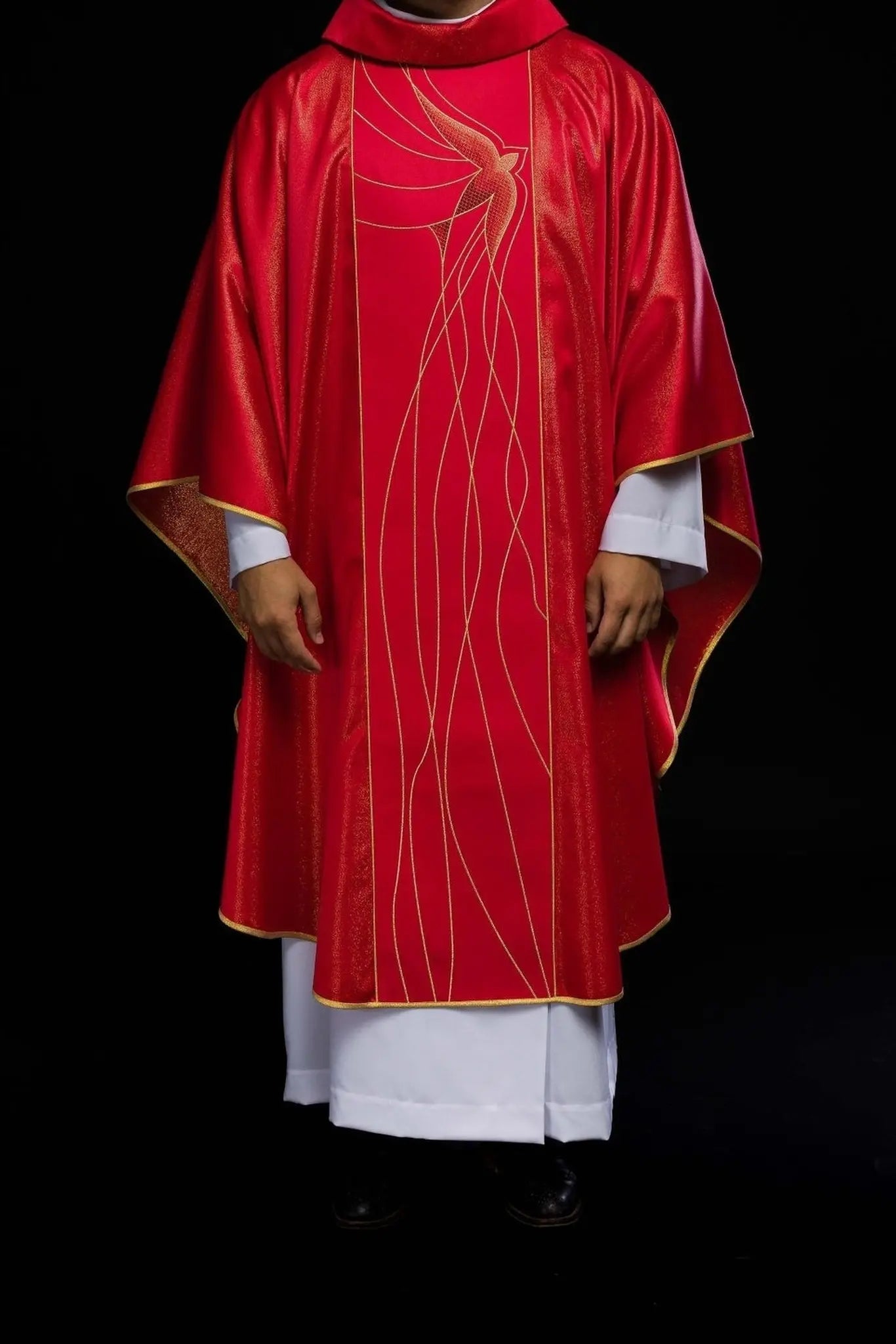 Chasuble en tissu brillant richement brodée en rouge