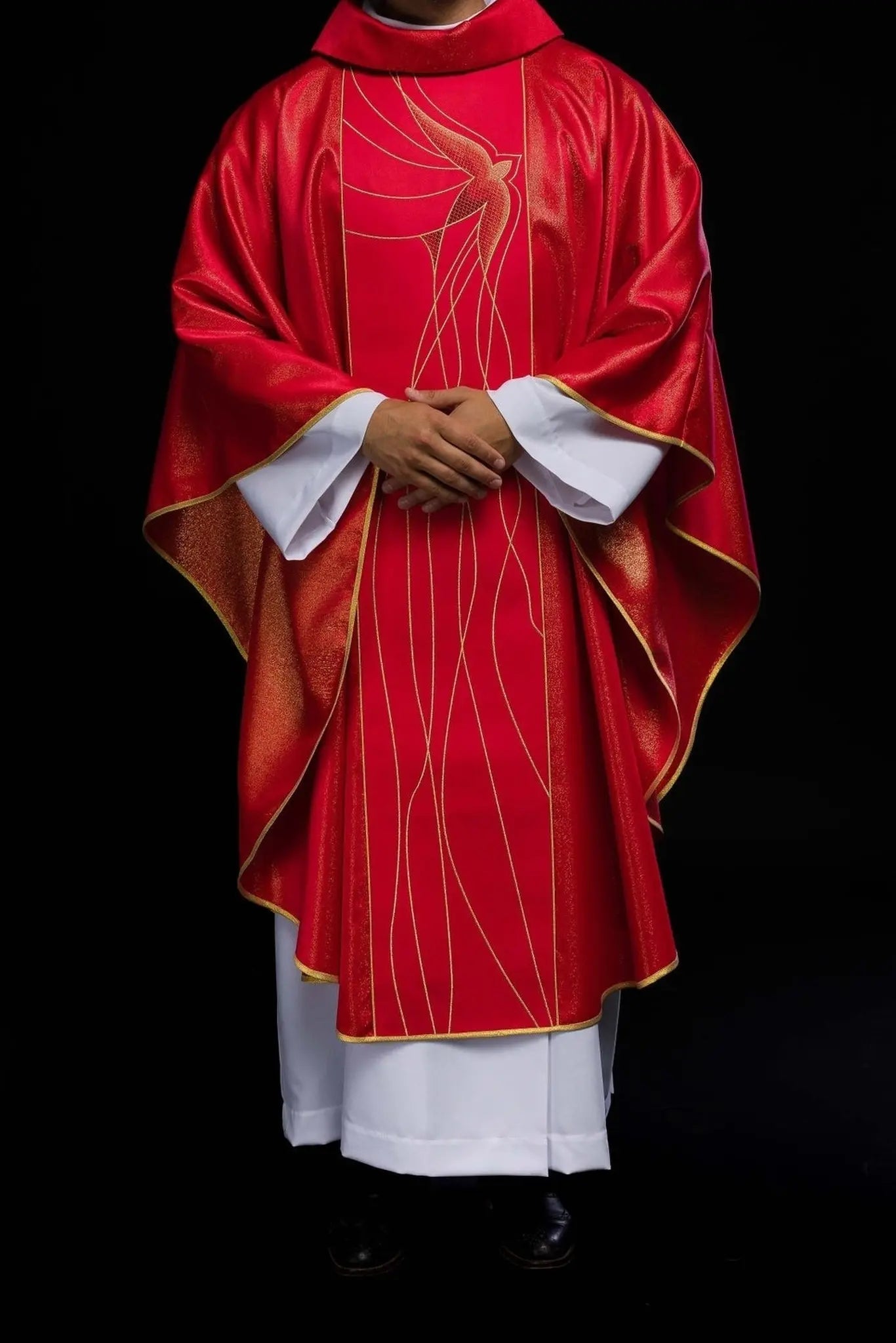 Chasuble en tissu brillant richement brodée en rouge
