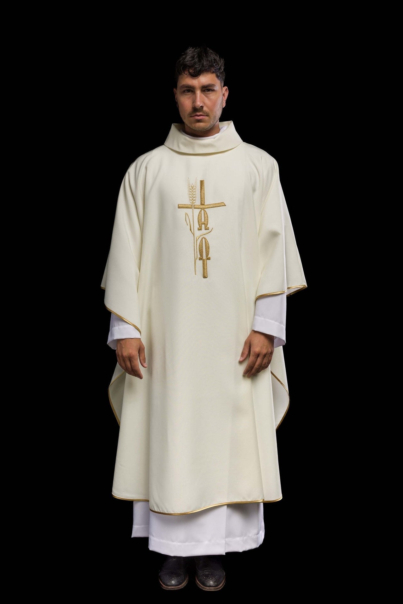 Ornat z haftem Alfa Omega w kolorze ecru