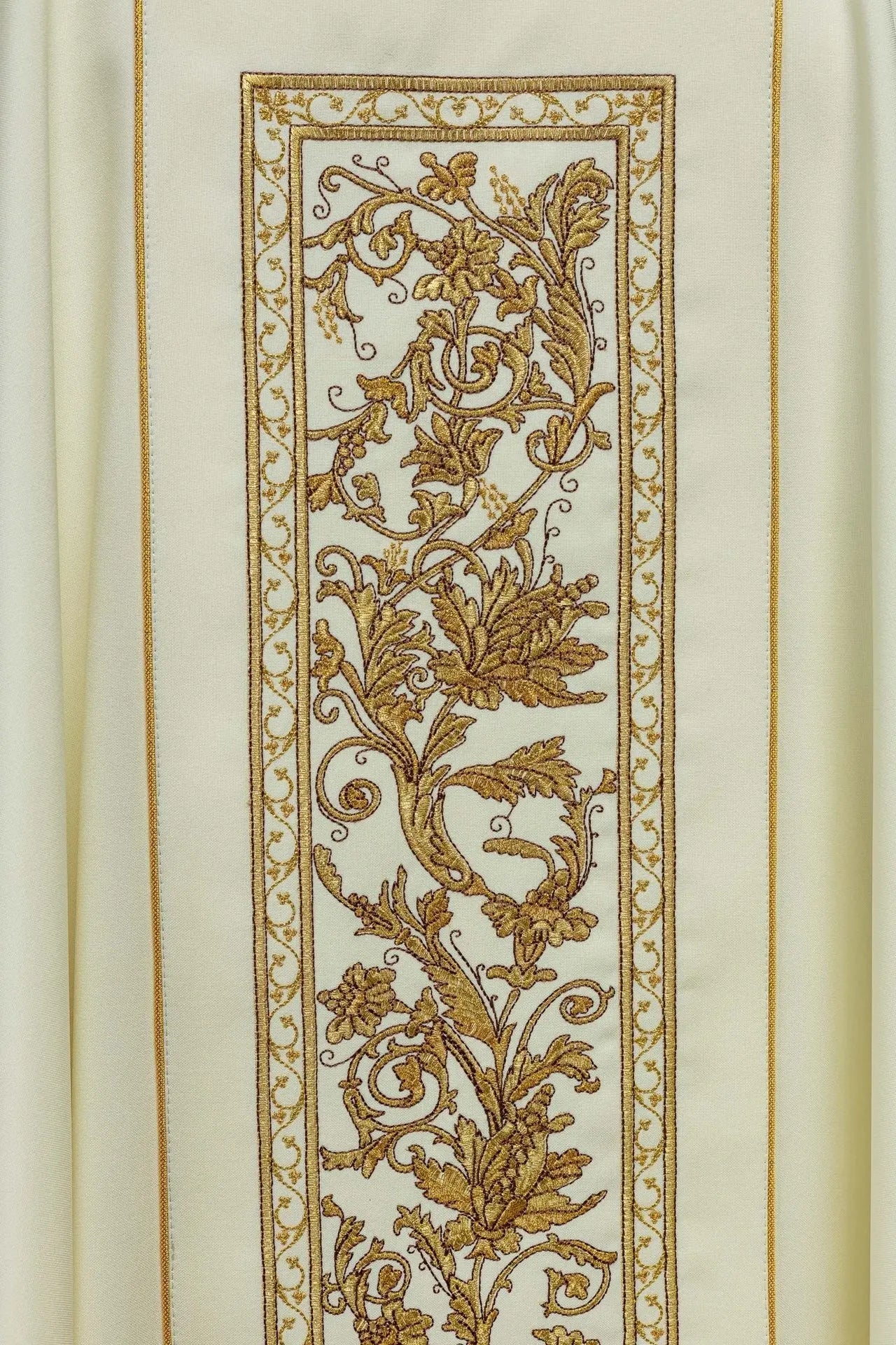 Chasuble avec broderie du calice eucharistique en écru