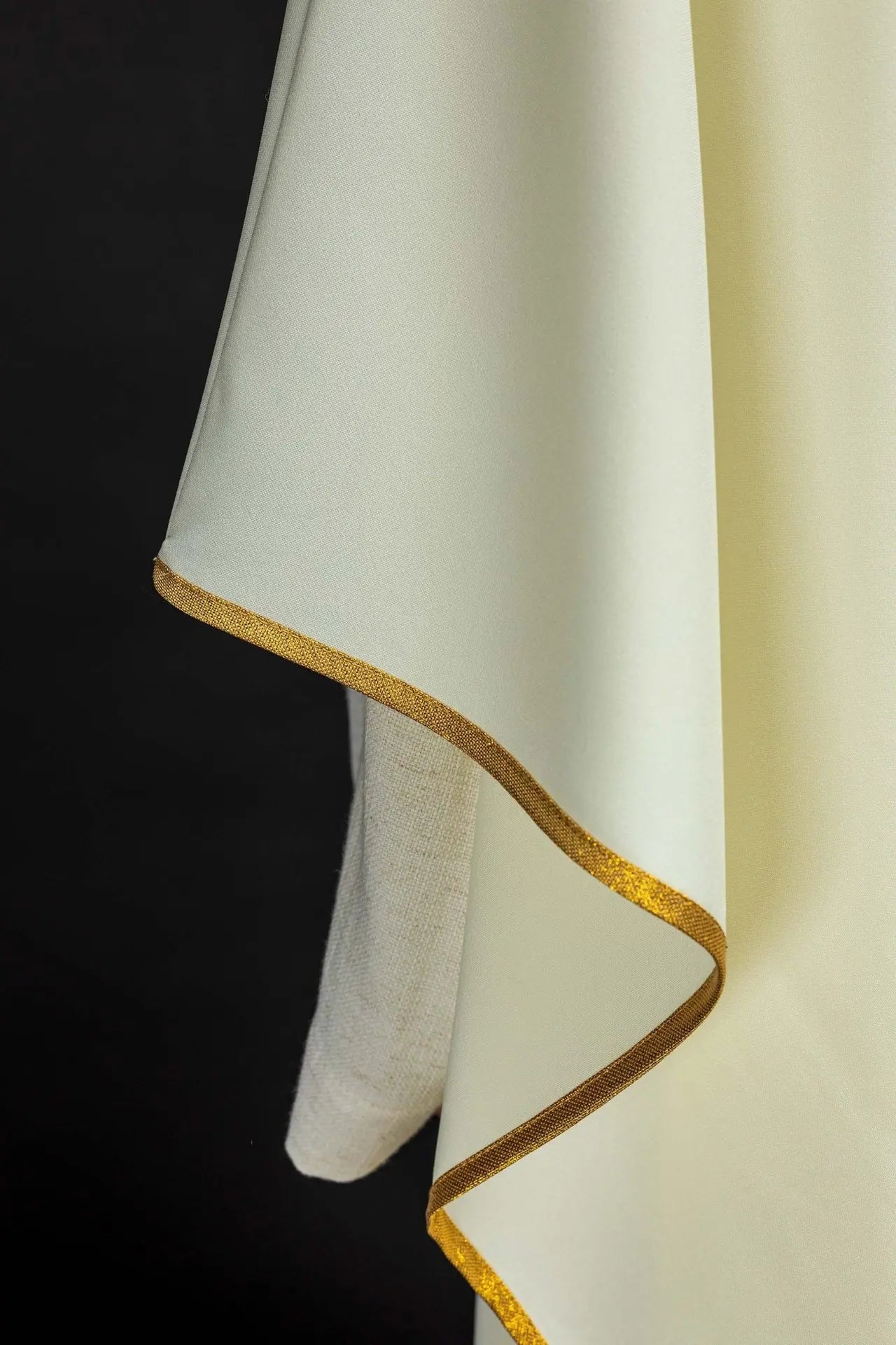 Chasuble avec broderie du calice eucharistique en écru