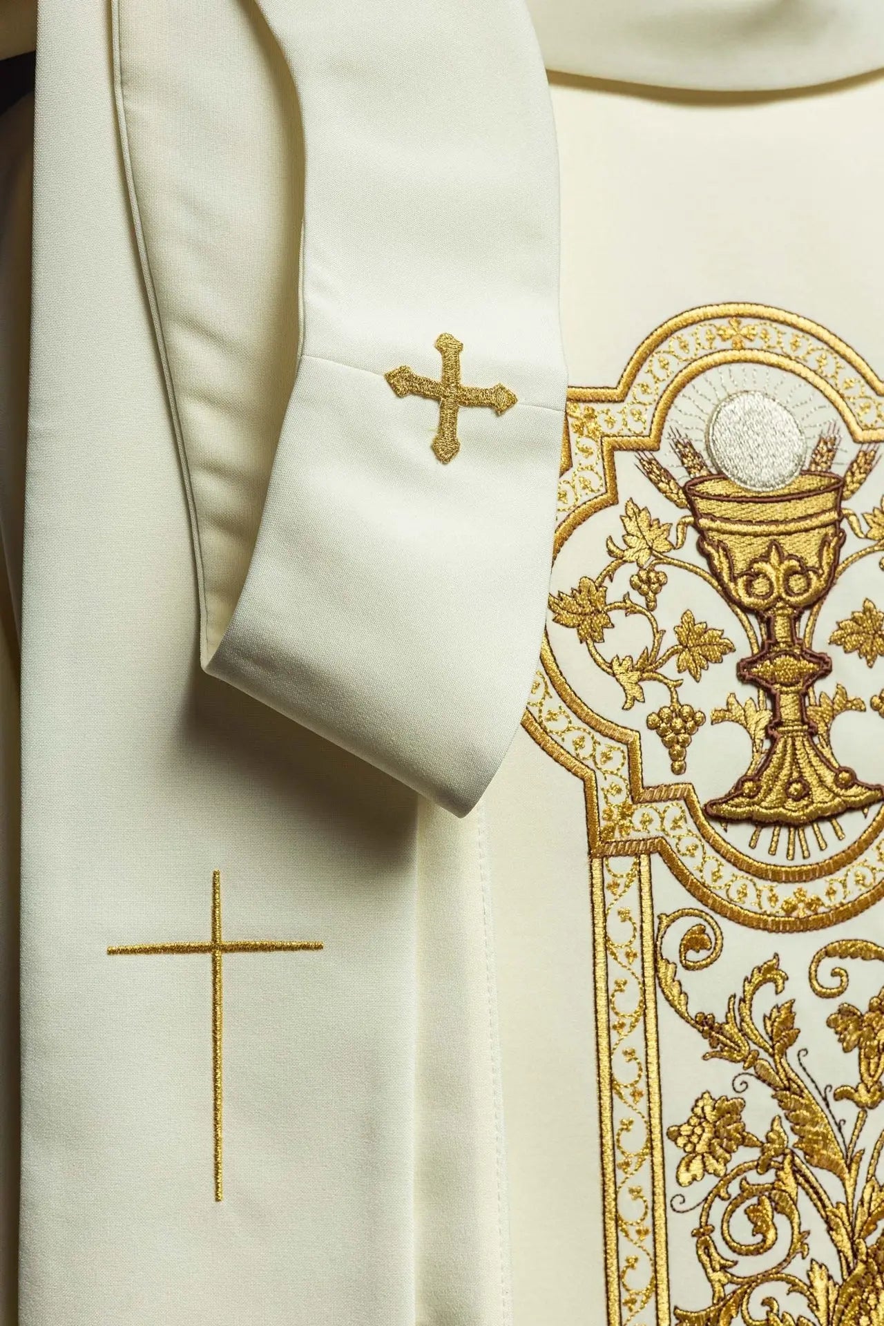 Chasuble avec broderie du calice eucharistique en écru