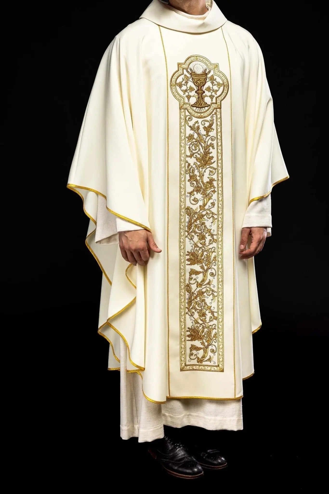 Chasuble avec broderie du calice eucharistique en écru