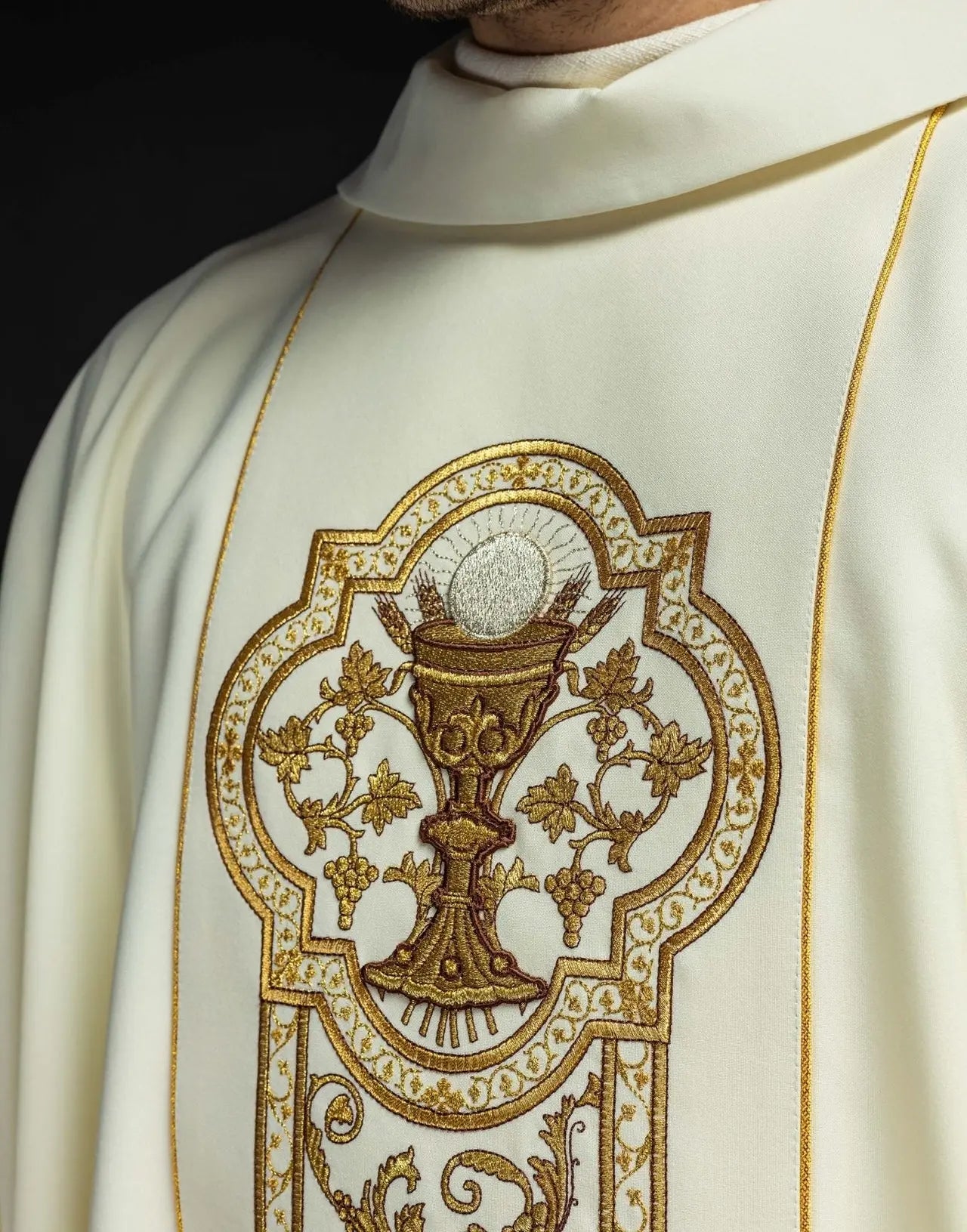 Chasuble avec broderie du calice eucharistique en écru