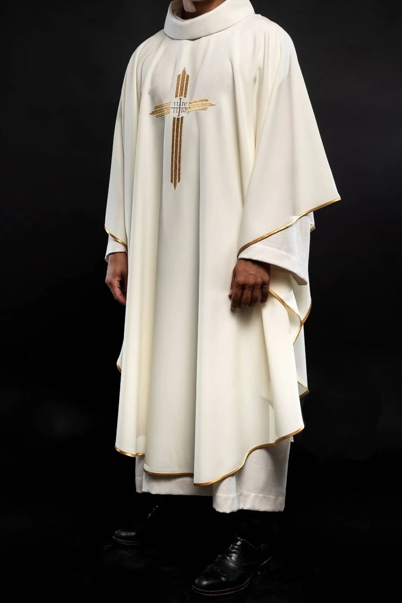 Chasuble avec broderie de la Croix et IHS en écru