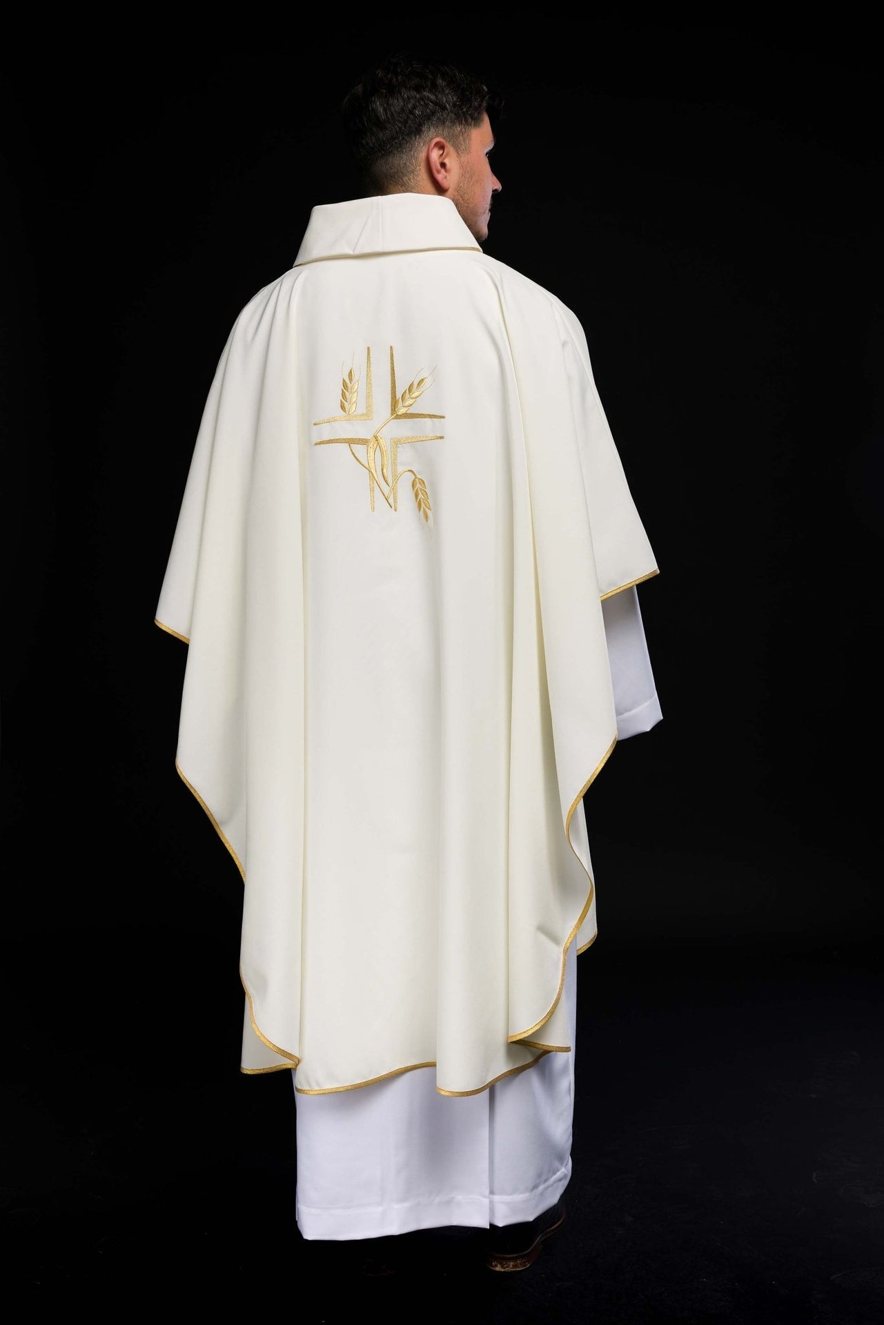 Ornat z haftem Krzyża w kolorze ecru