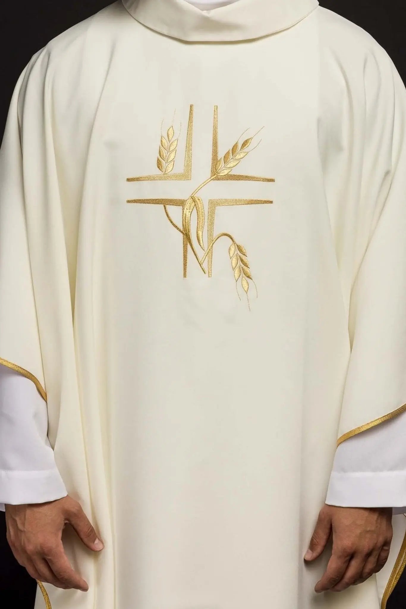 Chasuble avec broderie de la Croix en écru