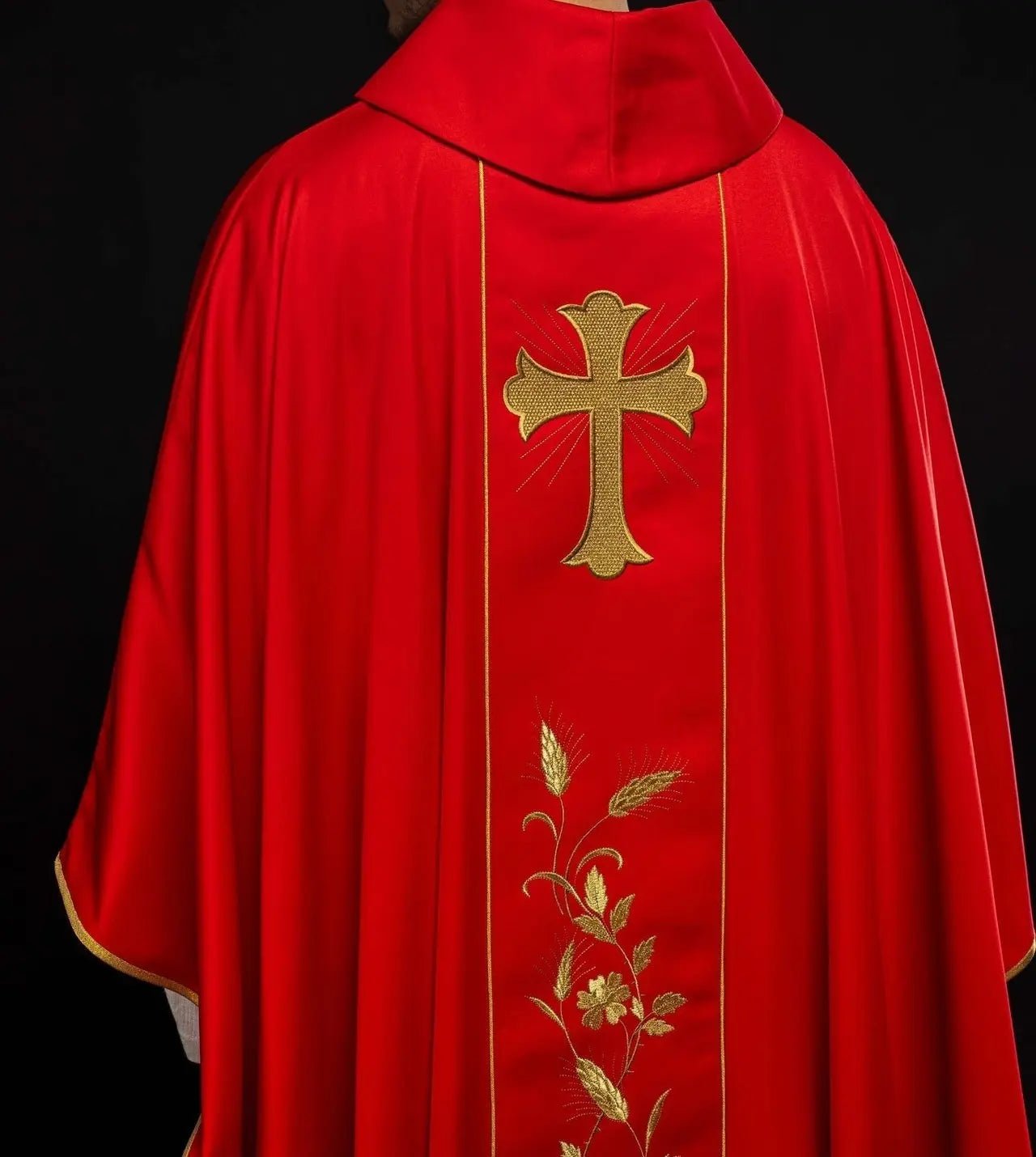 Chasuble avec croix brodée et oreilles en rouge