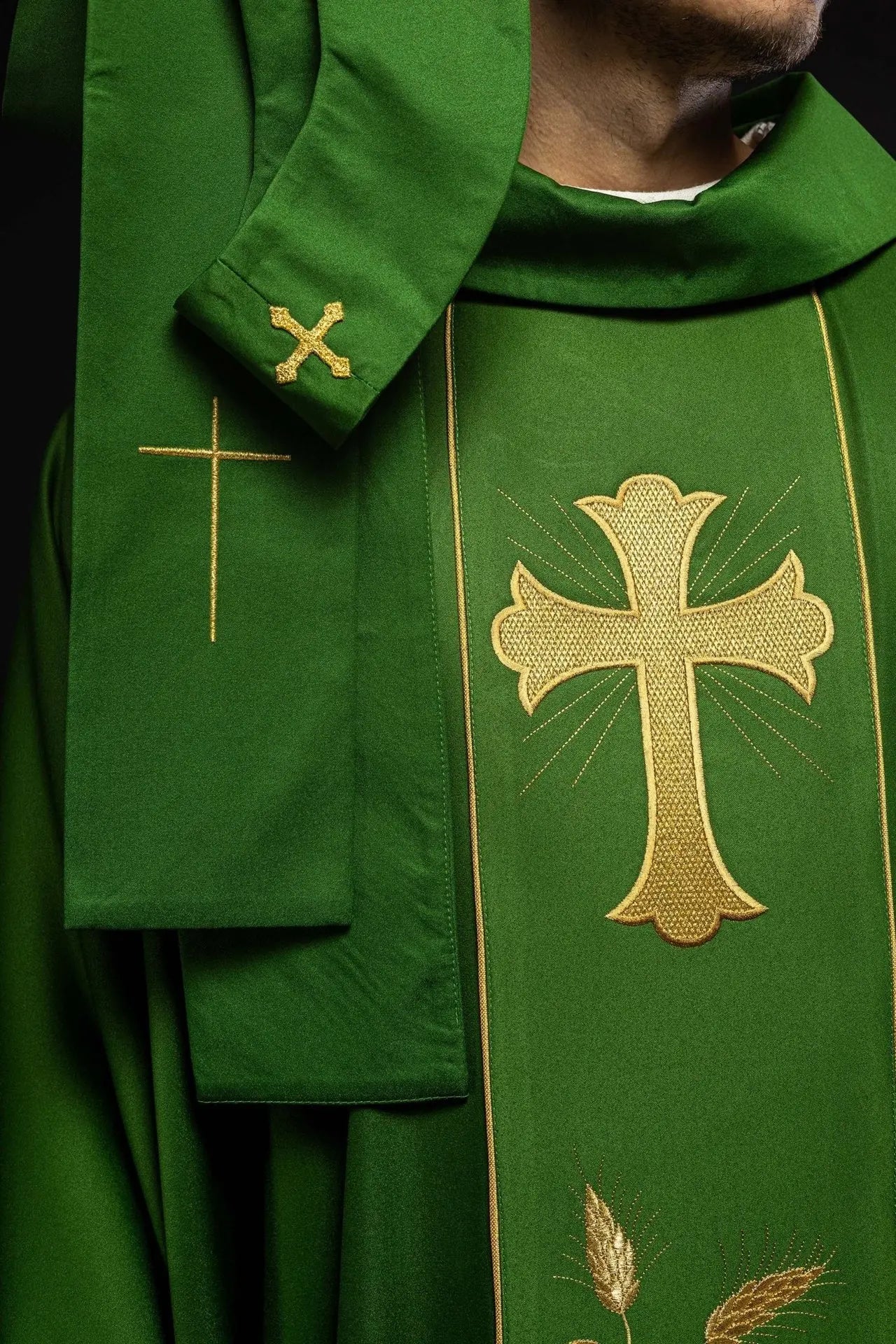 Chasuble verte avec croix brodée et motif de blé