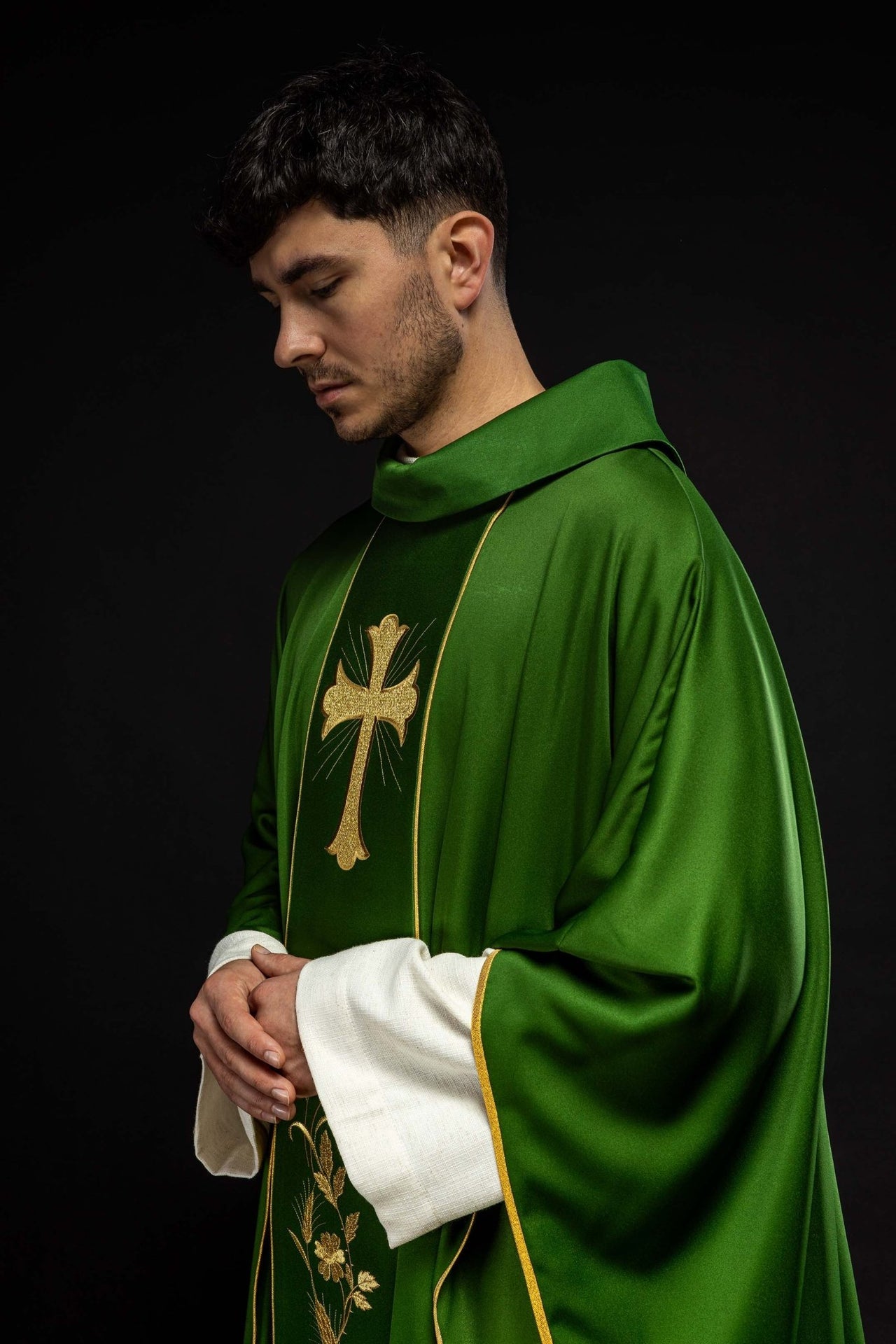 Ornat z haftowanym krzyżem i kłosami w kolorze zielonym