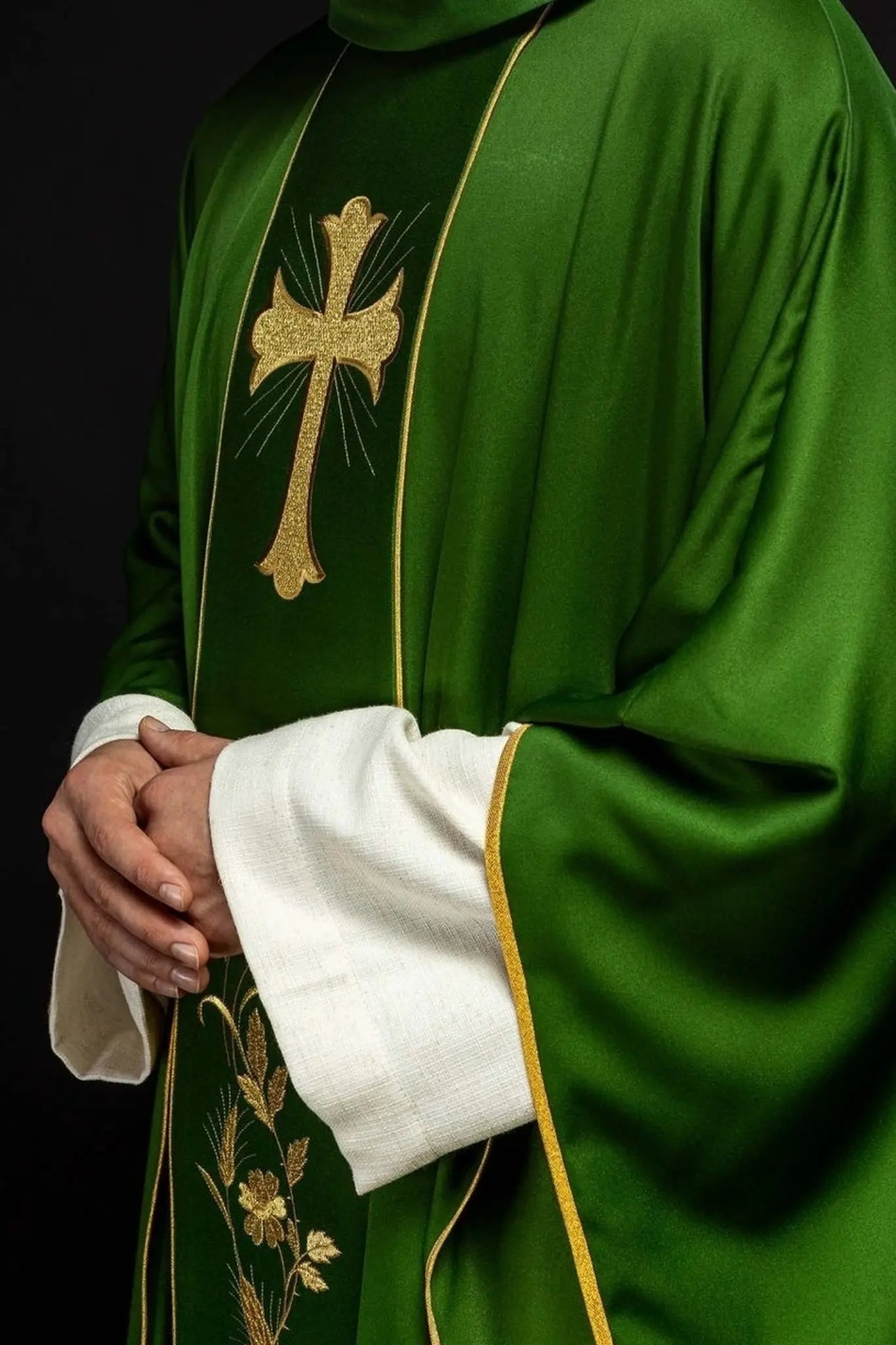 Chasuble verte avec croix brodée et motif de blé