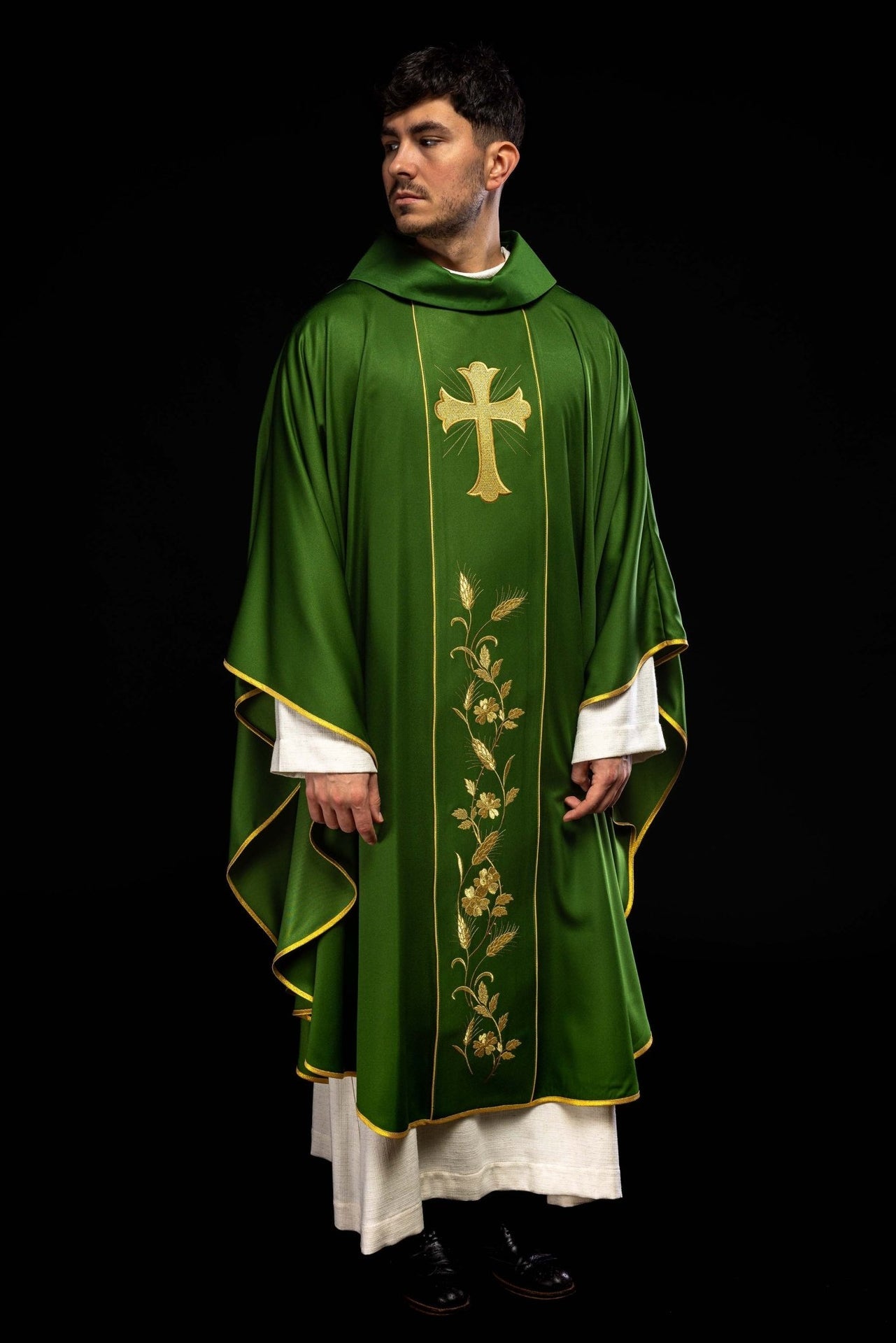Ornat z haftowanym krzyżem i kłosami w kolorze zielonym