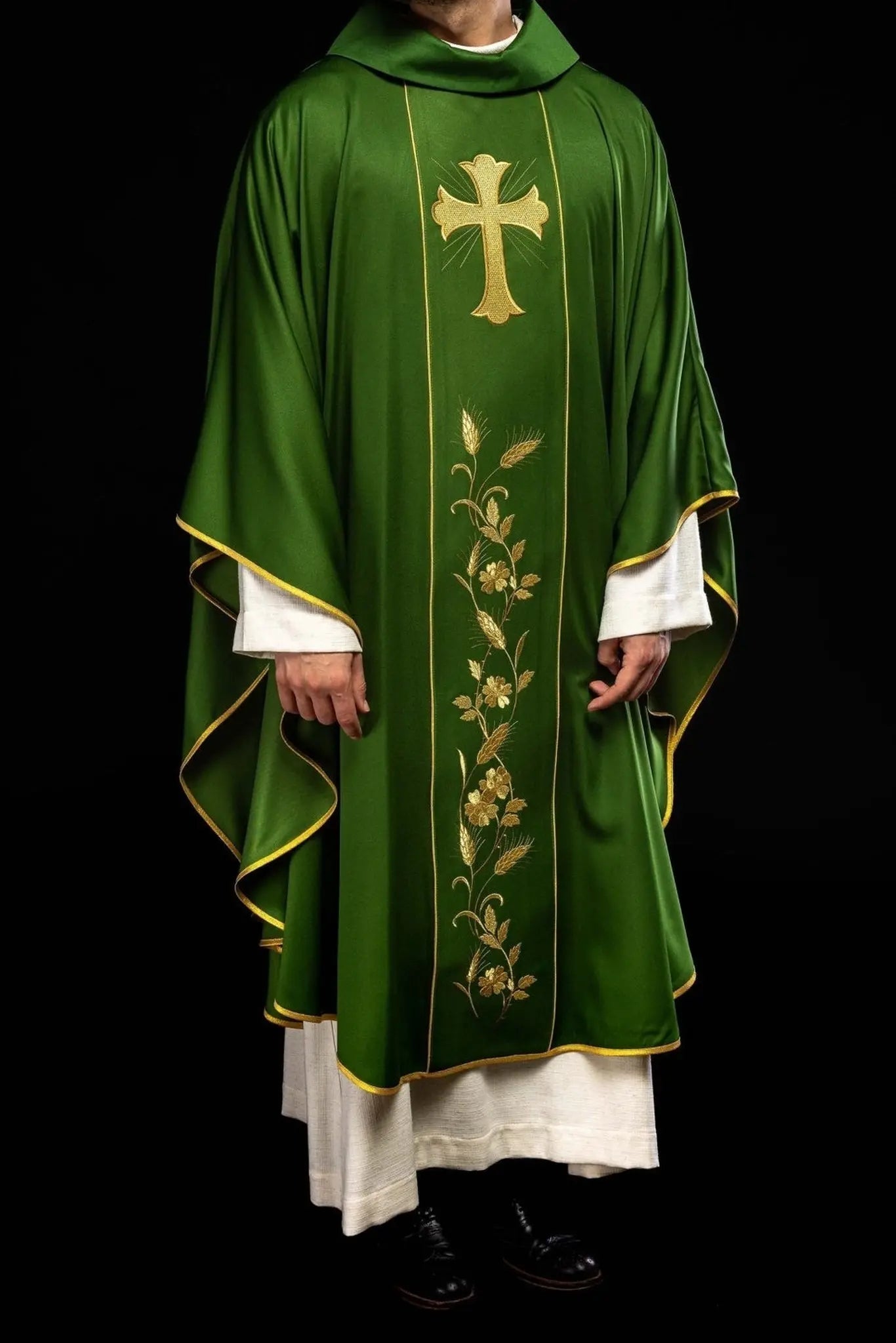 Chasuble verte avec croix brodée et motif de blé