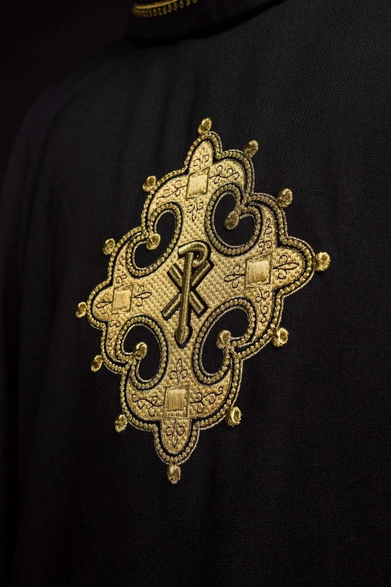 Chasuble avec croix brodée et bordure dorée sur le col en noir