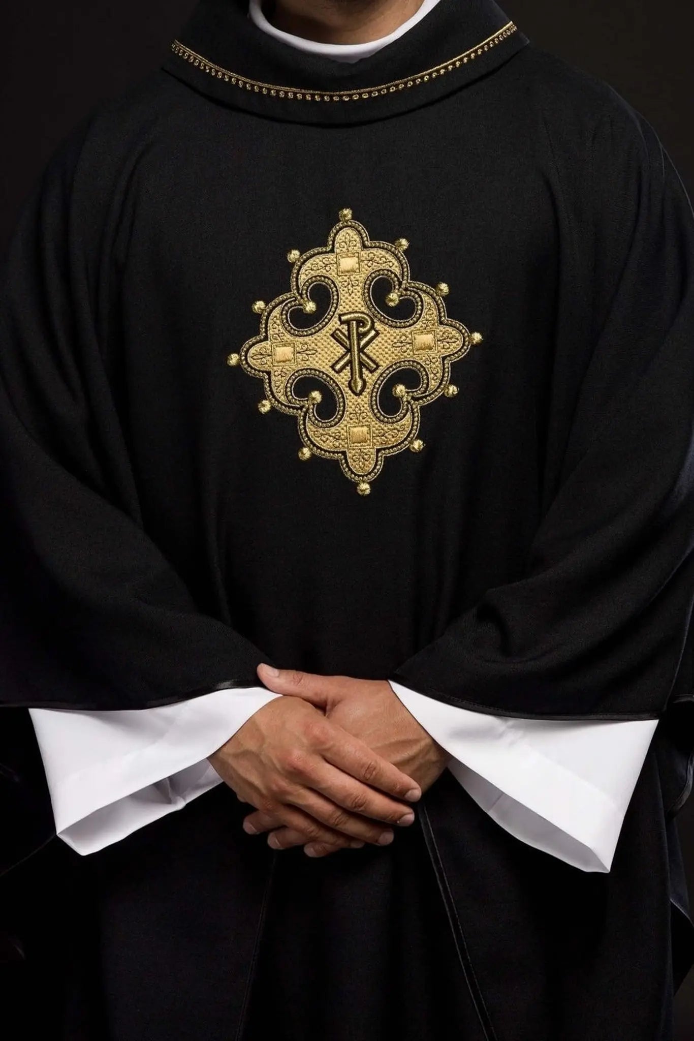 Chasuble avec croix brodée et bordure dorée sur le col en noir