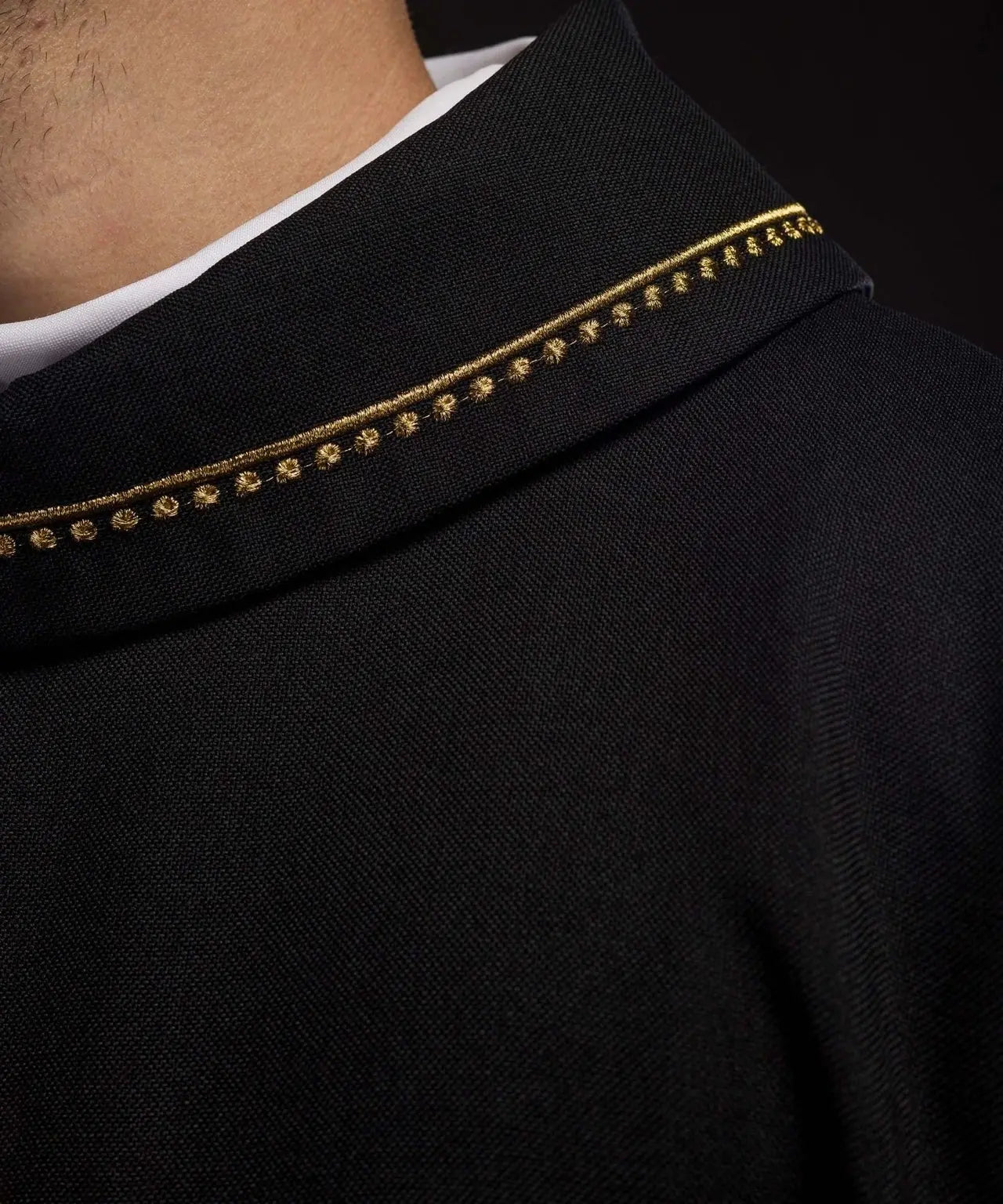 Chasuble avec croix brodée et bordure dorée sur le col en noir