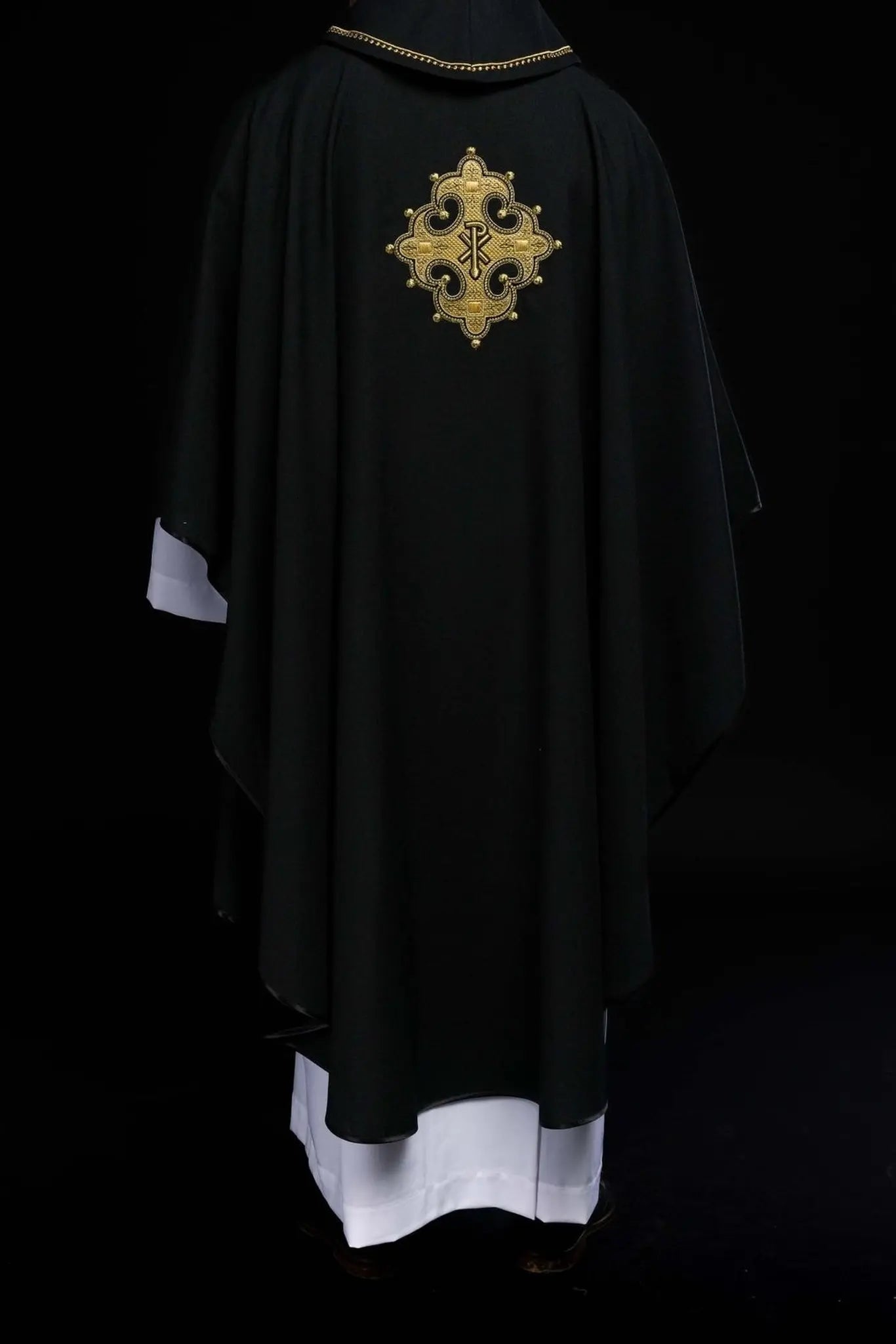 Chasuble avec croix brodée et bordure dorée sur le col en noir