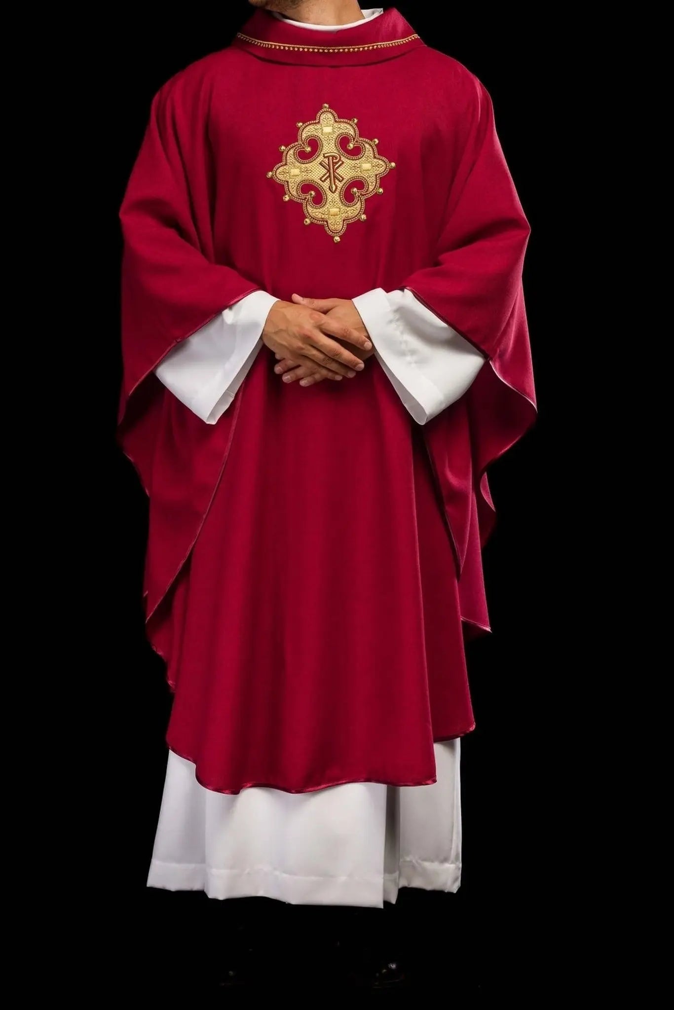 Chasuble avec croix brodée et bordure dorée sur le col en rouge