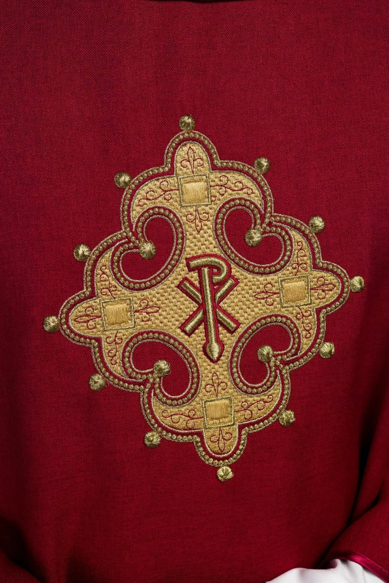 Chasuble avec croix brodée et bordure dorée sur le col en rouge