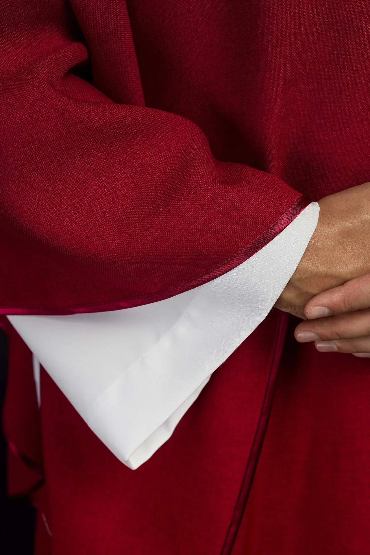 Chasuble avec croix brodée et bordure dorée sur le col en rouge
