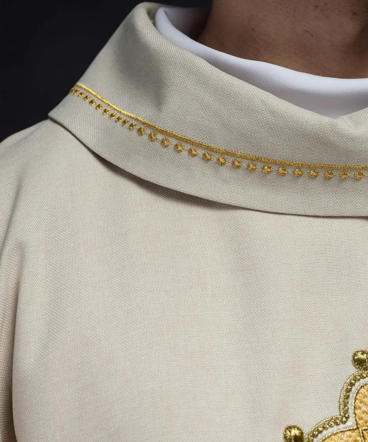 Chasuble avec croix brodée et bordure dorée sur le col en couleur écrue