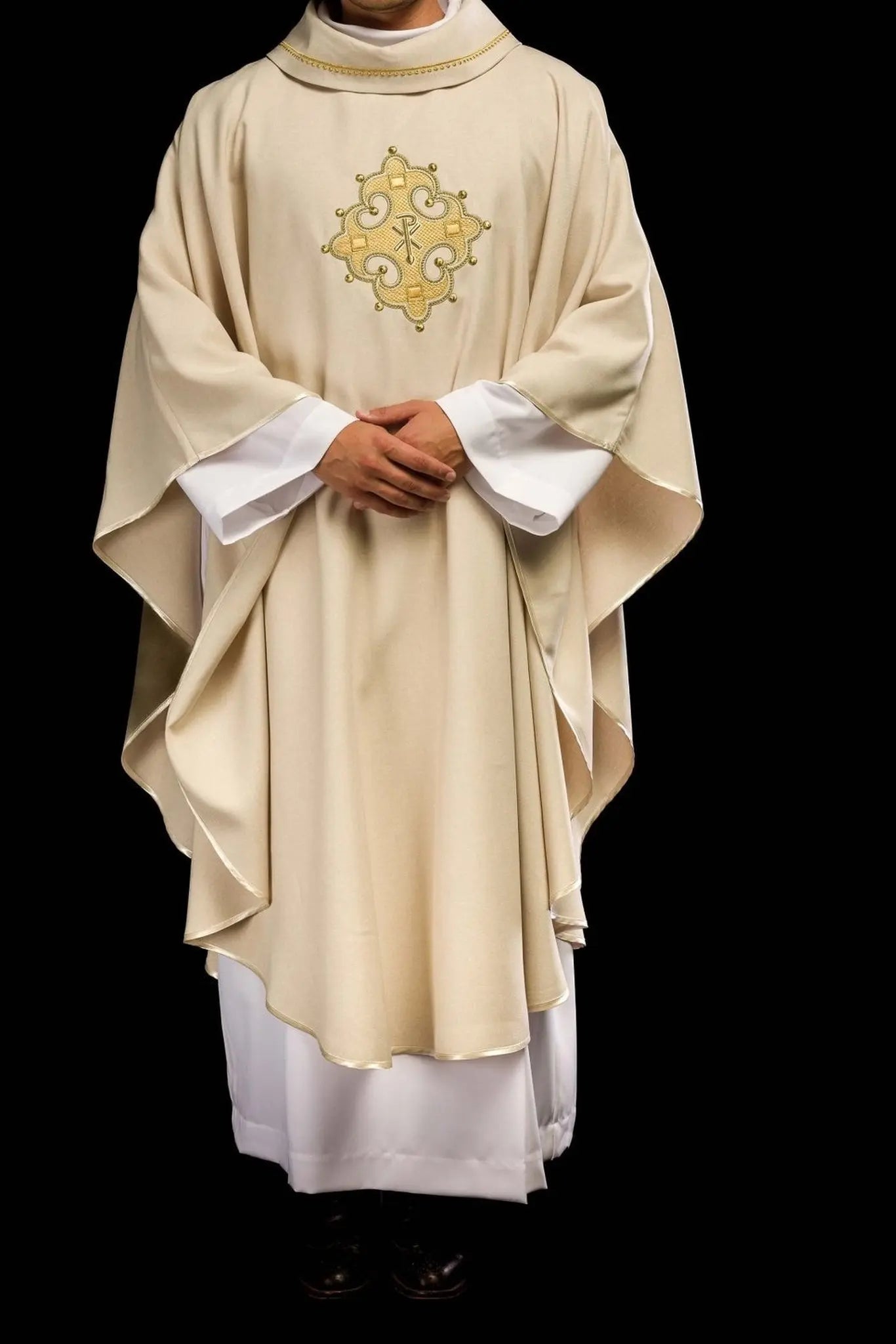 Chasuble avec croix brodée et bordure dorée sur le col en couleur écrue