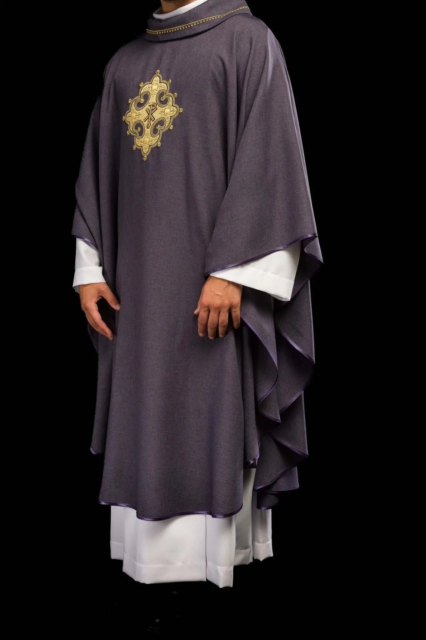 Chasuble avec croix brodée et bordure dorée sur le col en violet