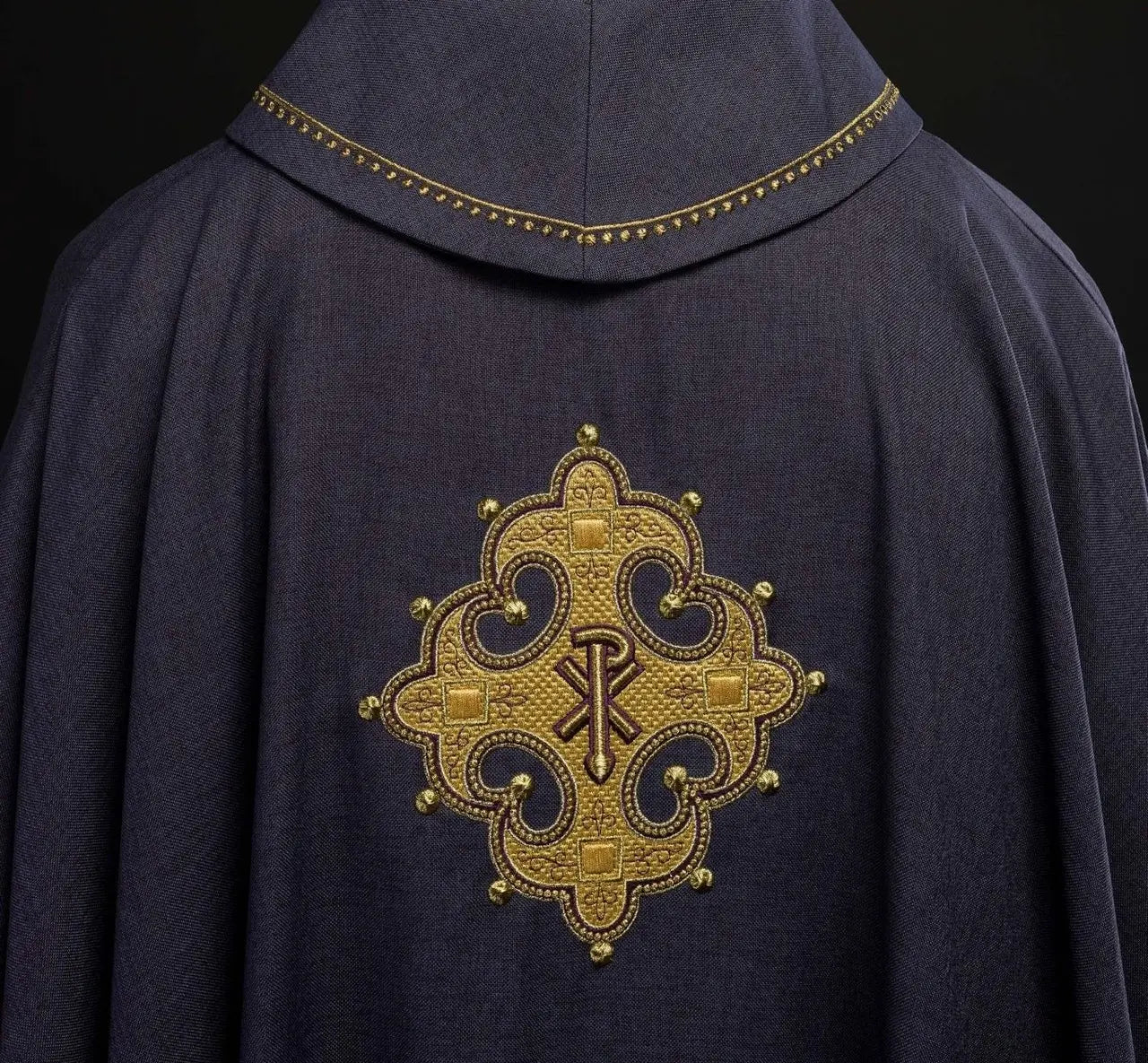 Chasuble avec croix brodée et bordure dorée sur le col en violet
