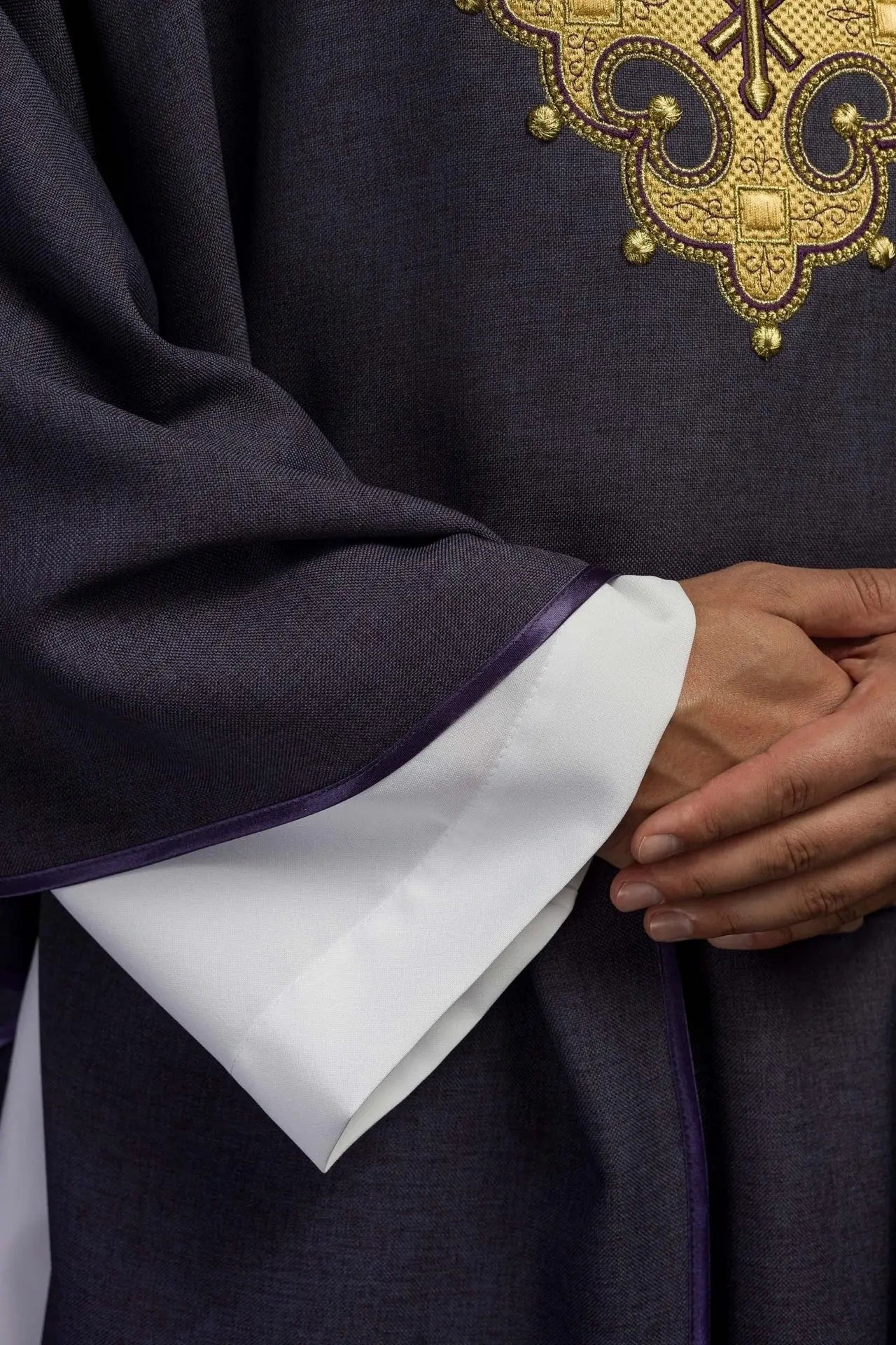 Chasuble avec croix brodée et bordure dorée sur le col en violet