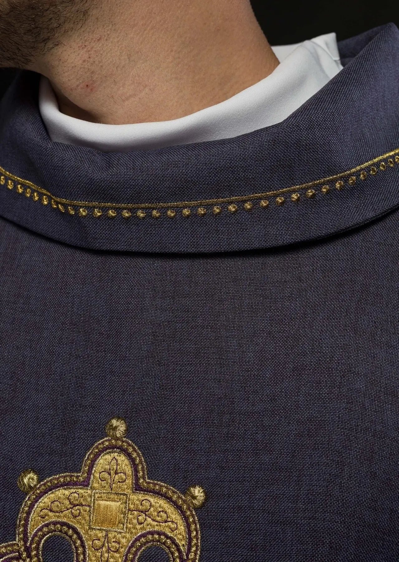 Chasuble avec croix brodée et bordure dorée sur le col en violet