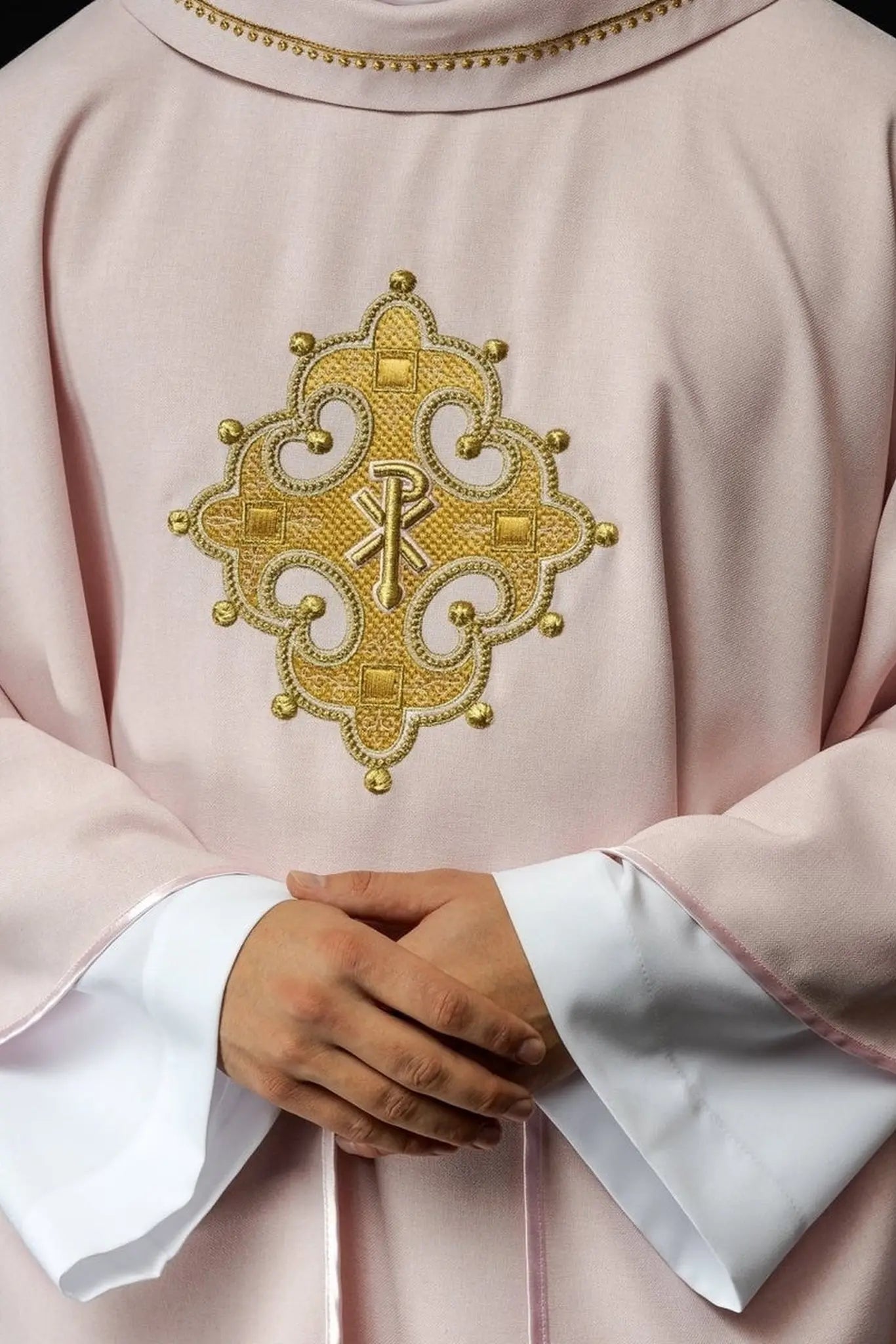 Chasuble avec croix brodée et bordure dorée sur le col en couleur rose
