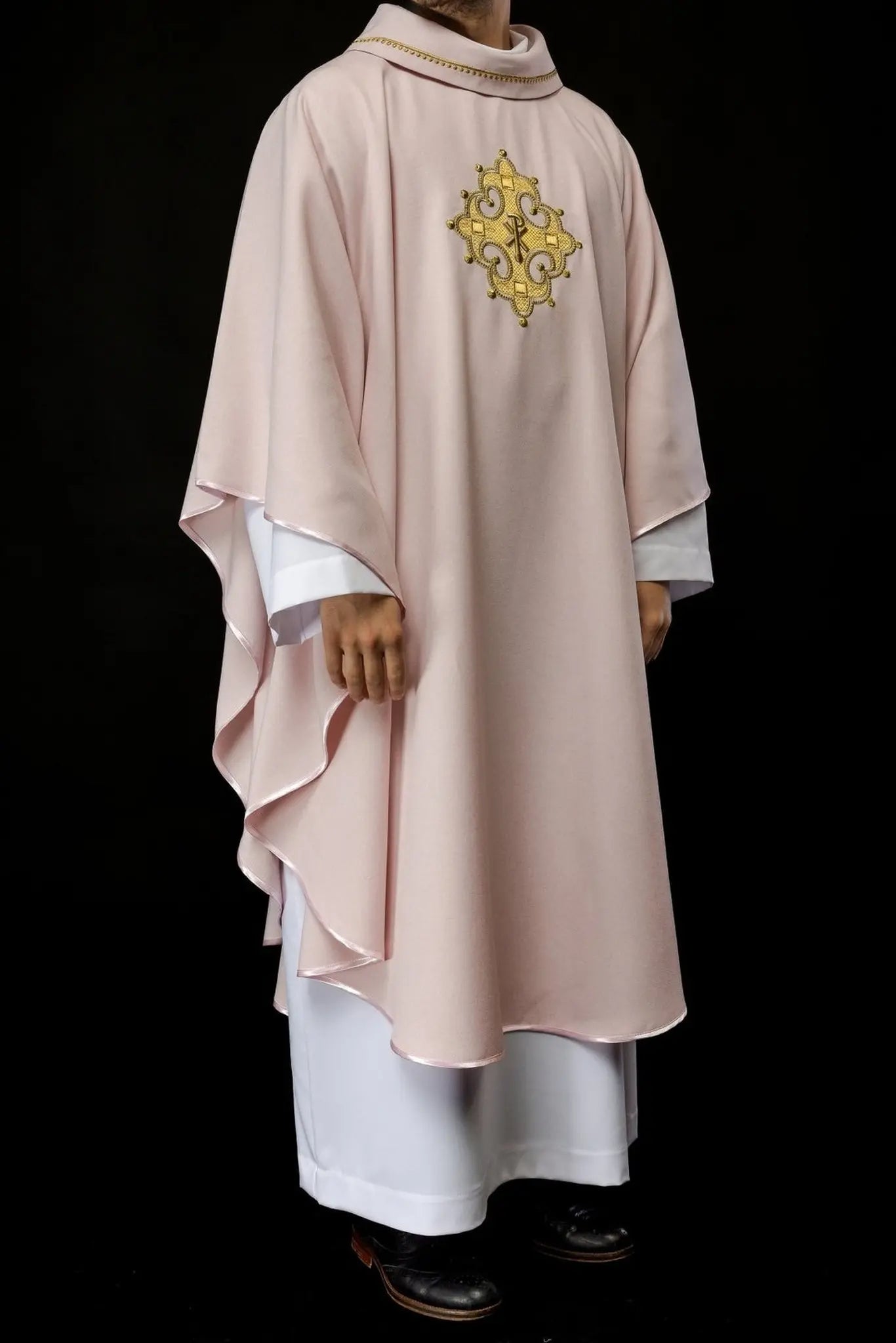 Chasuble avec croix brodée et bordure dorée sur le col en couleur rose