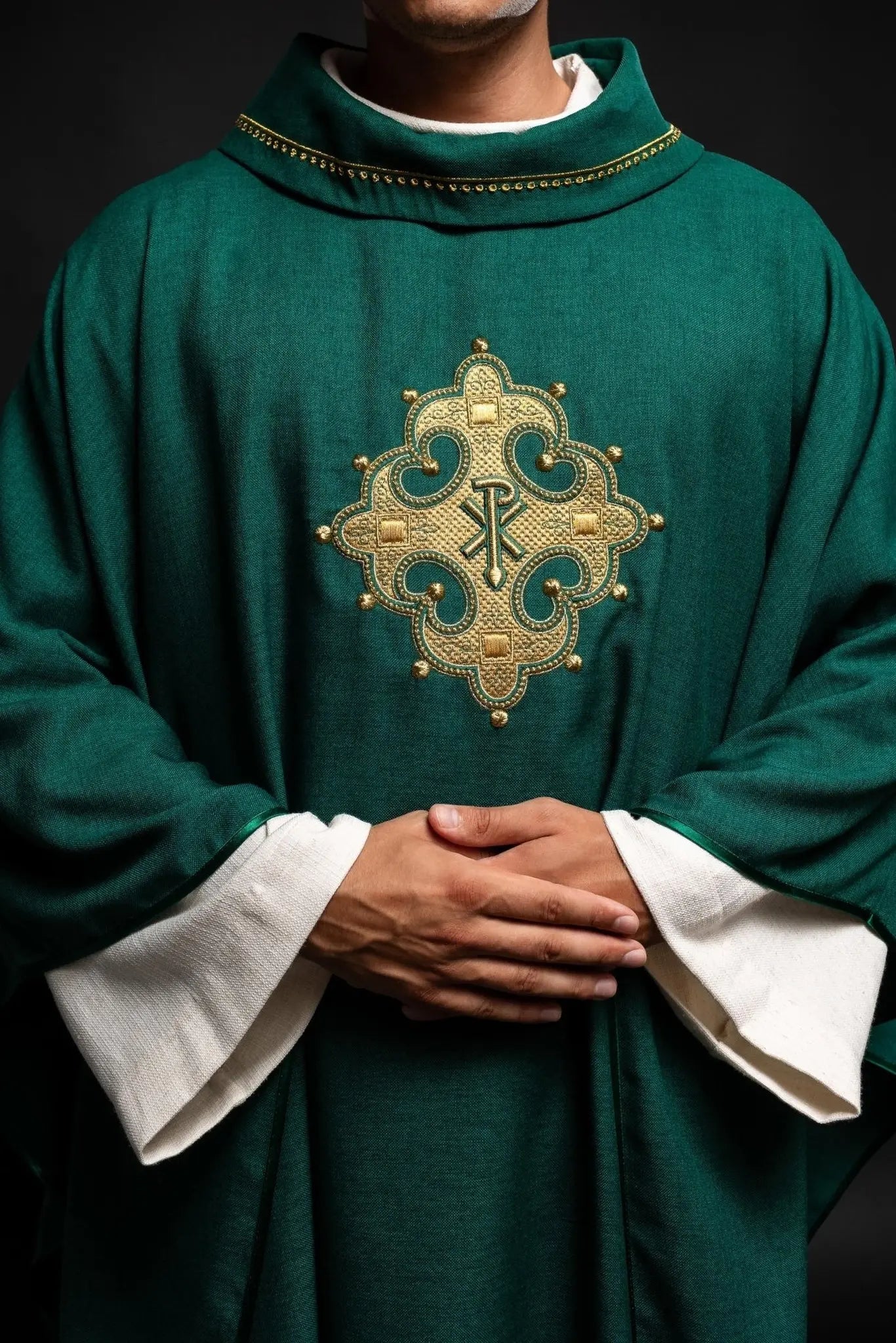 Chasuble avec croix brodée et bordure dorée sur le col en vert