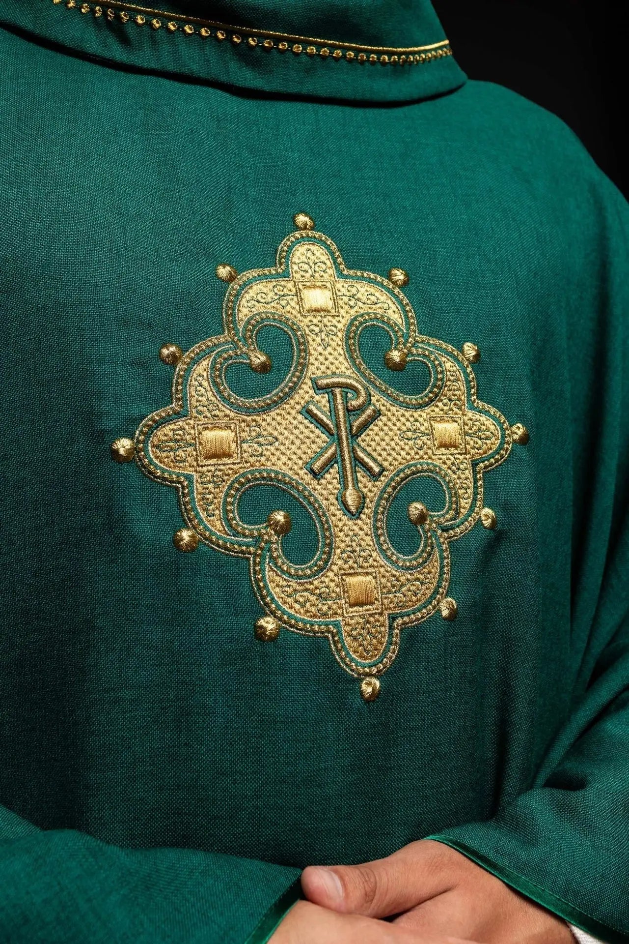 Chasuble avec croix brodée et bordure dorée sur le col en vert
