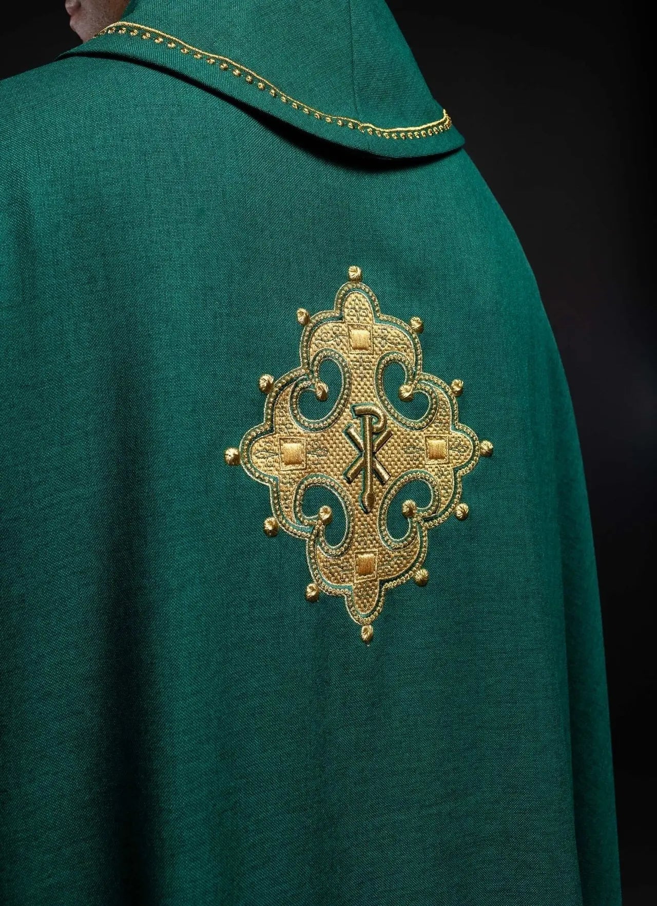 Chasuble avec croix brodée et bordure dorée sur le col en vert