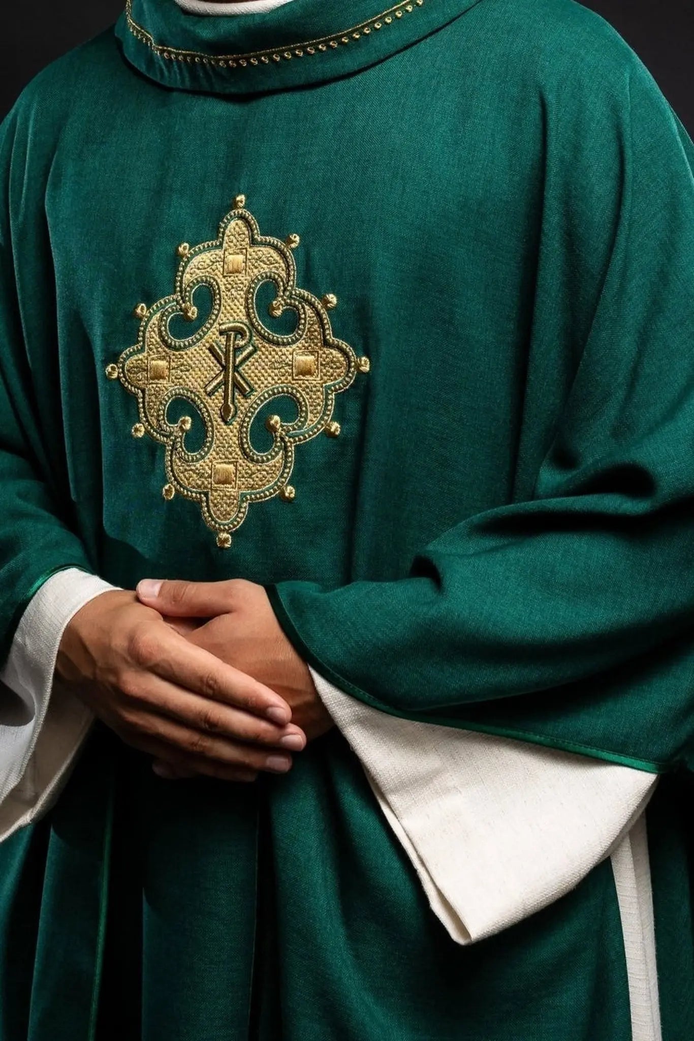 Chasuble avec croix brodée et bordure dorée sur le col en vert