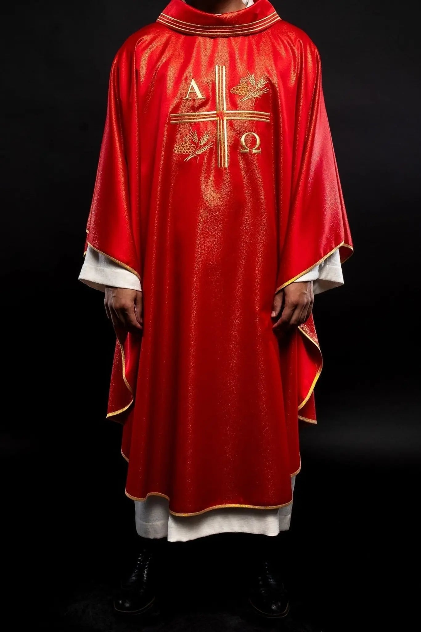 Chasuble avec croix brodée, motifs Alpha et Omega et oreilles rouges