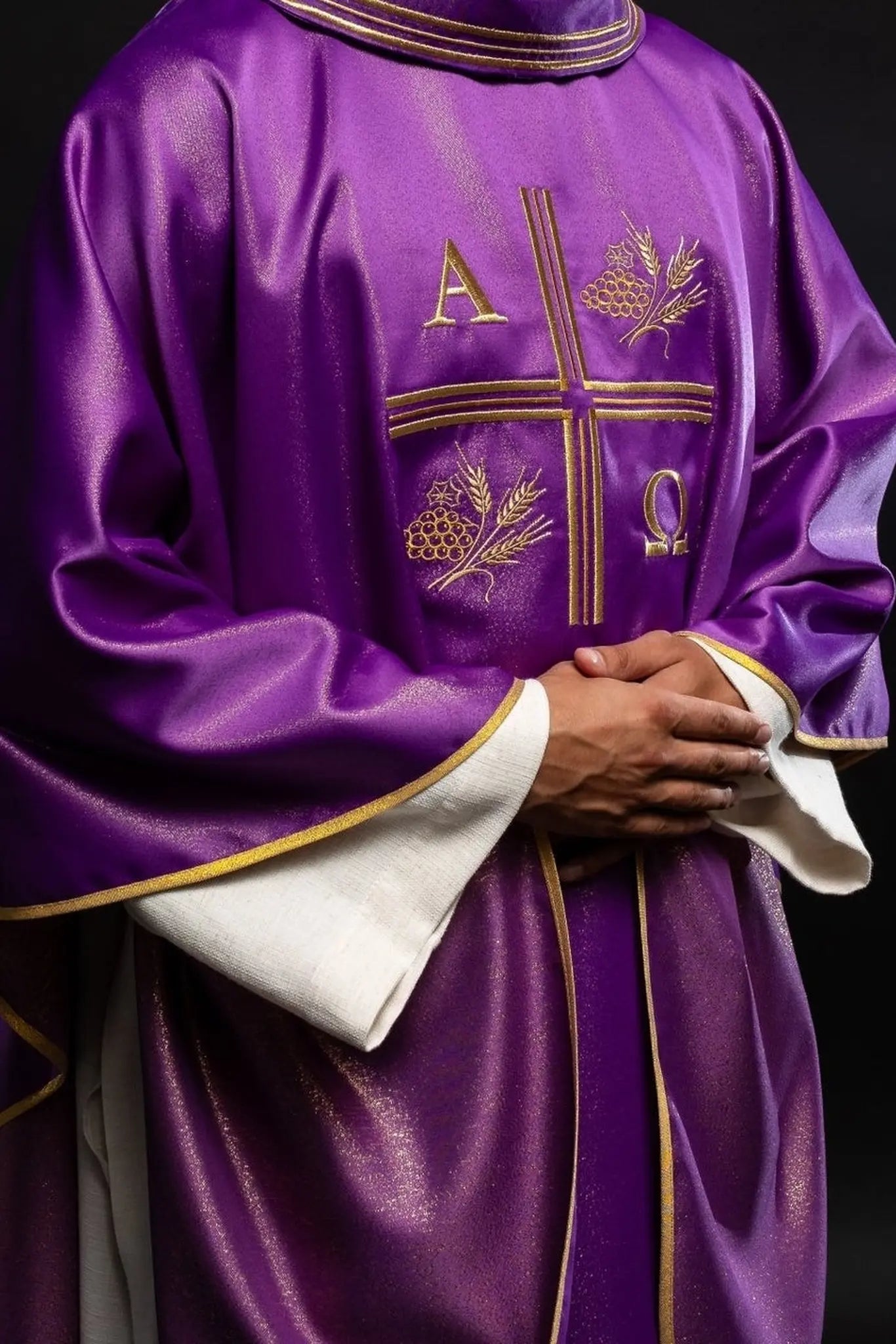 Chasuble avec une croix brodée, motifs Alpha et Oméga et oreilles en violet